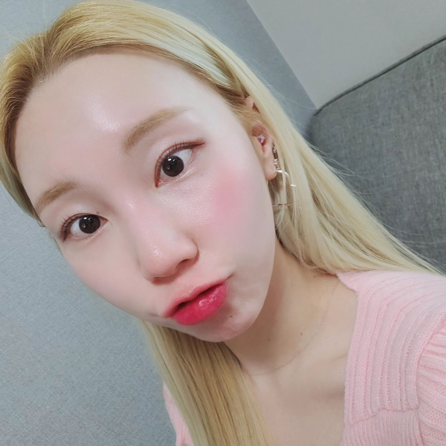 겨울철 홍조,, ˃̣̣̥᷄⌓˂̣̣̥᷅ 
이 이후에 취해서 더 빨개졌지만 이건 진짜 홍조라구영!

뷰러, 마스카라 안했는데 역시 속펌 못끊오,,🫶🏻
makeup_minjeong