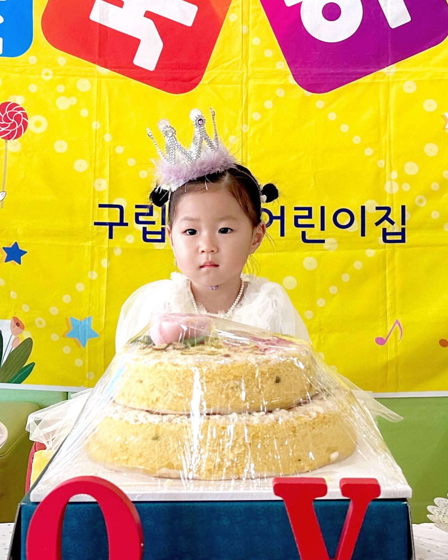 2023.10.20 🦄🎂D+730🎂🌟
두돌 어린이집 생일파티🤭🌸
혼자보단 친구들이랑 찍으면 더 잘웃는 베이비💖

어린이집에서의 첫 생파 너무 근사하당👍👍
민채 어린이집 같은반 친구들 고마어🫰🏻

그 동안 예쁘게 엄마아빠랑 지내줘서 고마워 ✨
내일 진짜 민채생일 잘 보내쟈🫶🎂🤭