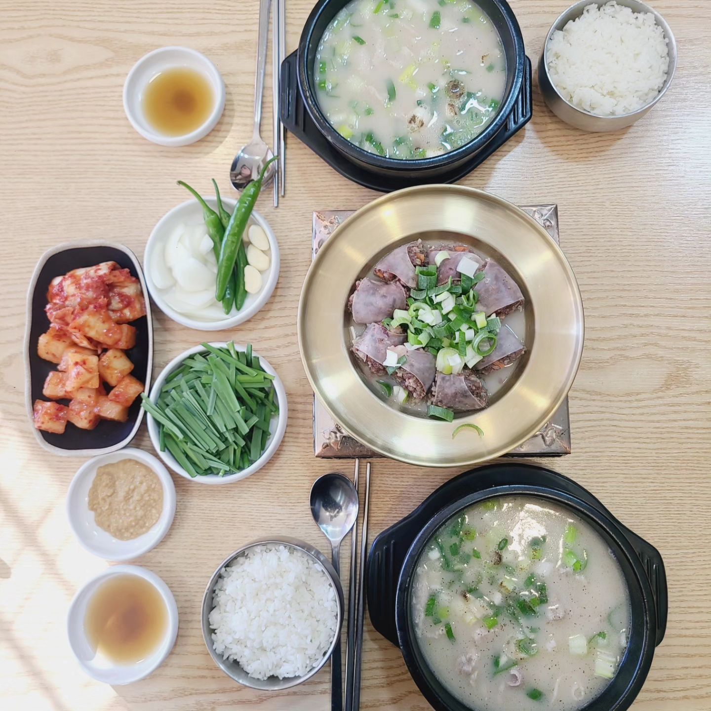 #협찬 #우홍백돼지국밥 
.
요즘같이 쌀쌀한 날씨에는 국밥이죠!
동생이랑 우홍백돼지국밥 gogo!!ㅋ
.
돼지국밥이랑 순대국밥 그리고
고기순대까지 너무 맛있게 먹었어요.
.
국밥에 고기도 진짜 많이 들었고
잡내도 없고 국물도 깔끔!!
흰쌀밥 말아서 깍뚜기 올려
아주 야무지게 잘 먹었습니닷!🤭
.
#경성대부경대맛집 #경성대부경대역맛집
#대연동밥집 #대연동맛집 #대연동국밥 
#부산국밥 #부산돼지국밥 #부신돼지국밥맛집 
#부산돼지국밥추천 #경성대국밥 #부산맛집추천
#부산남구맛집 #우홍백돼지국밥본점
#순대국밥 #순대국맛집 #먹스타그램 
#맛스타그램 #food #foodporn 
#직장인점심 #일상 #daily #소통
#선팔맞팔환영 #좋반