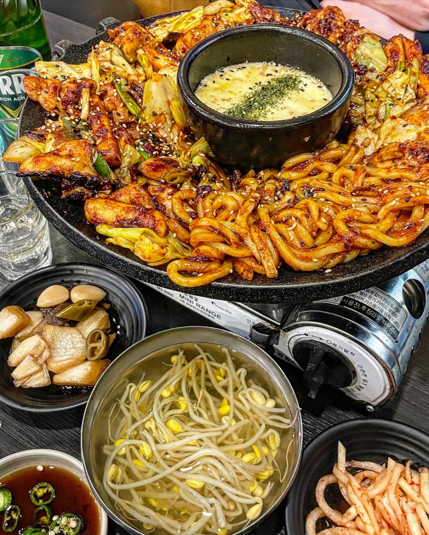 👂🏻📣
잘생긴 사장님이 말아주는 닭갈비맛집 #조선닭갈비파전 

조금 이른 시간에 갔는데도 사람이 그득그득한 닭갈비맛집✨ 주문하면 다 구워져서 나와서 냄새밸걱정 없이 편하게 먹을수 있는곳👍🏻 주방에서 살짝나온 사장님 미모보고 연예인인줄알고 깜놀 🫶🏻

불향 가득하게 잘 구워져 나온 닭갈비와 야채,떡.우동사리 등을 맛있게 먹어주기만하면됨‼️ 쫄깃한 우동사리와 치즈퐁듀 무적권 추가해야함💪🏻 아낌없이 넣어준 치즈덕에 쭉쭉 늘어나는데 치즈러버들이라면 환장함🧀 닭갈비에 치즈돌돌말아먹어주면 매콤고소 난리난리🤪닭갈비 다먹고 양념살짝 남겨서 케이디저트 보끔밥까지 마무리해주면 배터져버림✌🏻

중간에 추가주문한 파전도 갓벽🙏🏻 해물도 풍성하게 들어가있고 바삭함까지 미침ㄷㄷ 이렇게 큰데 바삭하게 잘부치신거보면 완전 고수👍🏻 양파절임과 함께 한입, 닭갈비 먹고 한입하다보면 순삭
@@답십리가먄 이제 여기만갈꼬야❤️

📍서울 동대문구 전농로 64

#동대문구맛집 #동대문맛집 #답십리역맛집 #답십리맛집 #답십리동맛집 #닭갈비맛집 #서울닭갈비맛집 #닭갈비맛집추천 #답십리가볼만한곳 #답십리데이트 #먹방 #먹스타그램 #맛스타그램 #먹팔 #먹팔맞팔 #좋아요 #좋아요반사