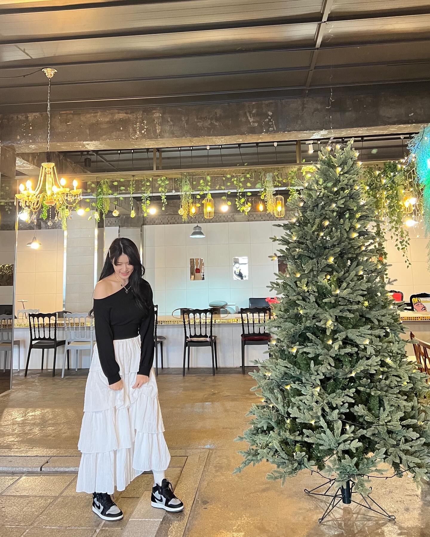 간만에 올리는 나홀로 사진,🤍
크리스마스가 지나도 트리 보니까 죠오타아 :-)
