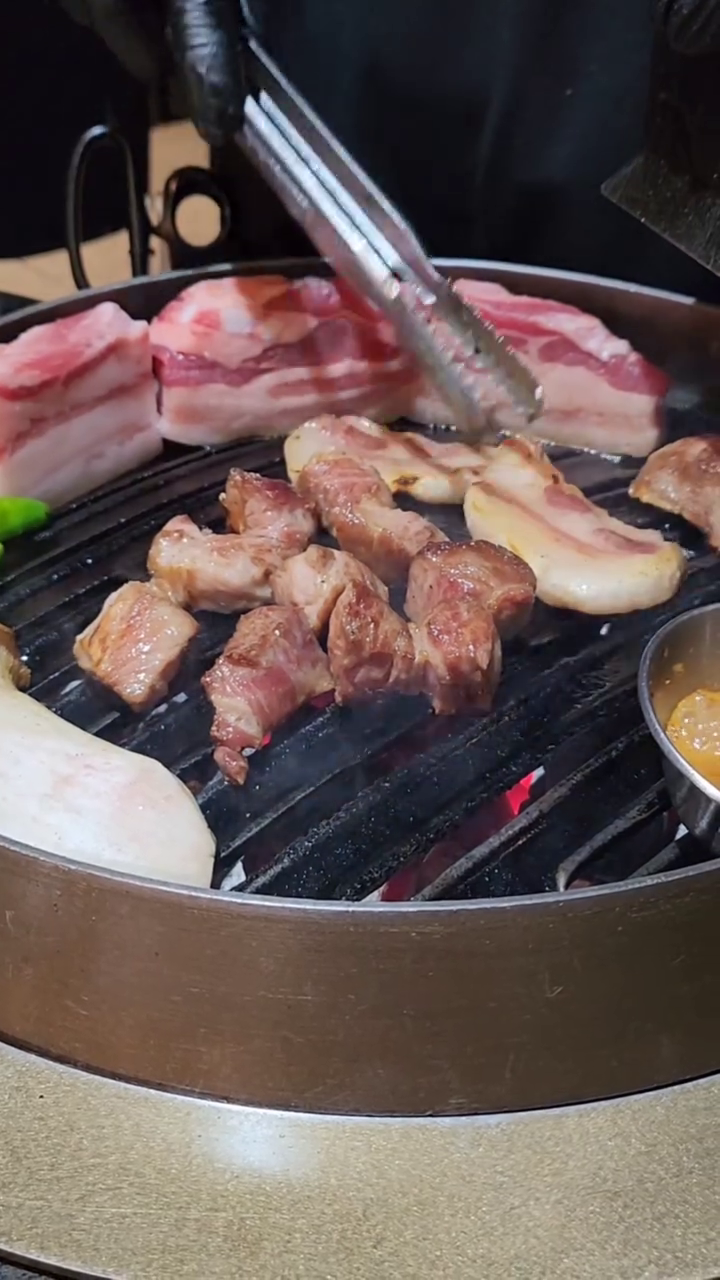 #풍로신화월드점

신화월드 내에 위치한 흑돼지가 맛있는 곳!

다양한 부위의 숙성 흑돼지를 맛볼 수 있는 곳이다
2인 570g의 양으로 꽤나 많아 3인까지 먹을 수 있고
목살, 삼겹살, 가브리살, 갈매기살로 구성됐다

특이하게 직접 구워먹는 좌석, 직원이 구워주는 좌석
둘 중에 선택이 가능한데 직접 구워먹는 좌석은
무려 10%나 할인해준다는 사실!!👍

날치알이 들어간 무생채, 명이나물이 들어간 와사비 등
신박하고 고기와 같이 먹기 좋은 곁들임이 있어서 좋다❤️

된장찌개 하나 시켜 밥 삭삭 말아서 된장 술밥 만들어 먹으면
따땃하면서도 짭쪼름한 된장찌개가 술술 넘어간다

고기의 풍미를 느낄 수 있는 곳, 여긴 진짜 찐이다❤️

✔️ 제주 서귀포시 안덕면 신화역사로 304번길 98
✔️ 11:30-23:00 (브레이크 타임 14:00-17:00)
✔️ 휴무일 없음

🍴 풍로 숙성 흑돼지모듬 2인 74,000원
🍴 된장찌개 9,000원
.
.
.
.
#먹스타그램 #맛스타그램 #mukstagram #foodstagram #제주맛집 #제주맛집투어 #제주도맛집 #제주맛집추천 #제주흑돼지맛집 #제주도민맛집 #제주고깃집 #제주고기맛집 #제주신화월드맛집 #제주인스타핫플 #맞팔 #먹팔 #먹스타 #소통 #먹팔하면맞팔 #제주신화월드 #풍로