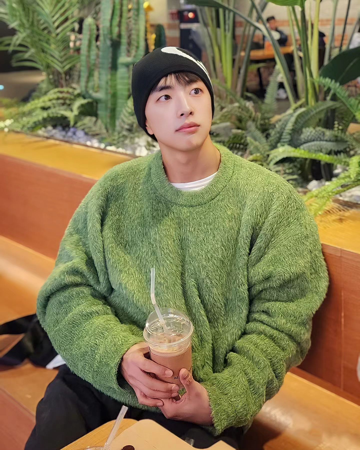 ⠀⠀⠀⠀⠀⠀⠀⠀⠀⠀⠀⠀⠀⠀⠀⠀⠀⠀⠀⠀⠀⠀⠀⠀⠀⠀⠀⠀⠀⠀⠀⠀
나도 힙해보이기 위해
비니를 썼다

그리고 녹색인간...