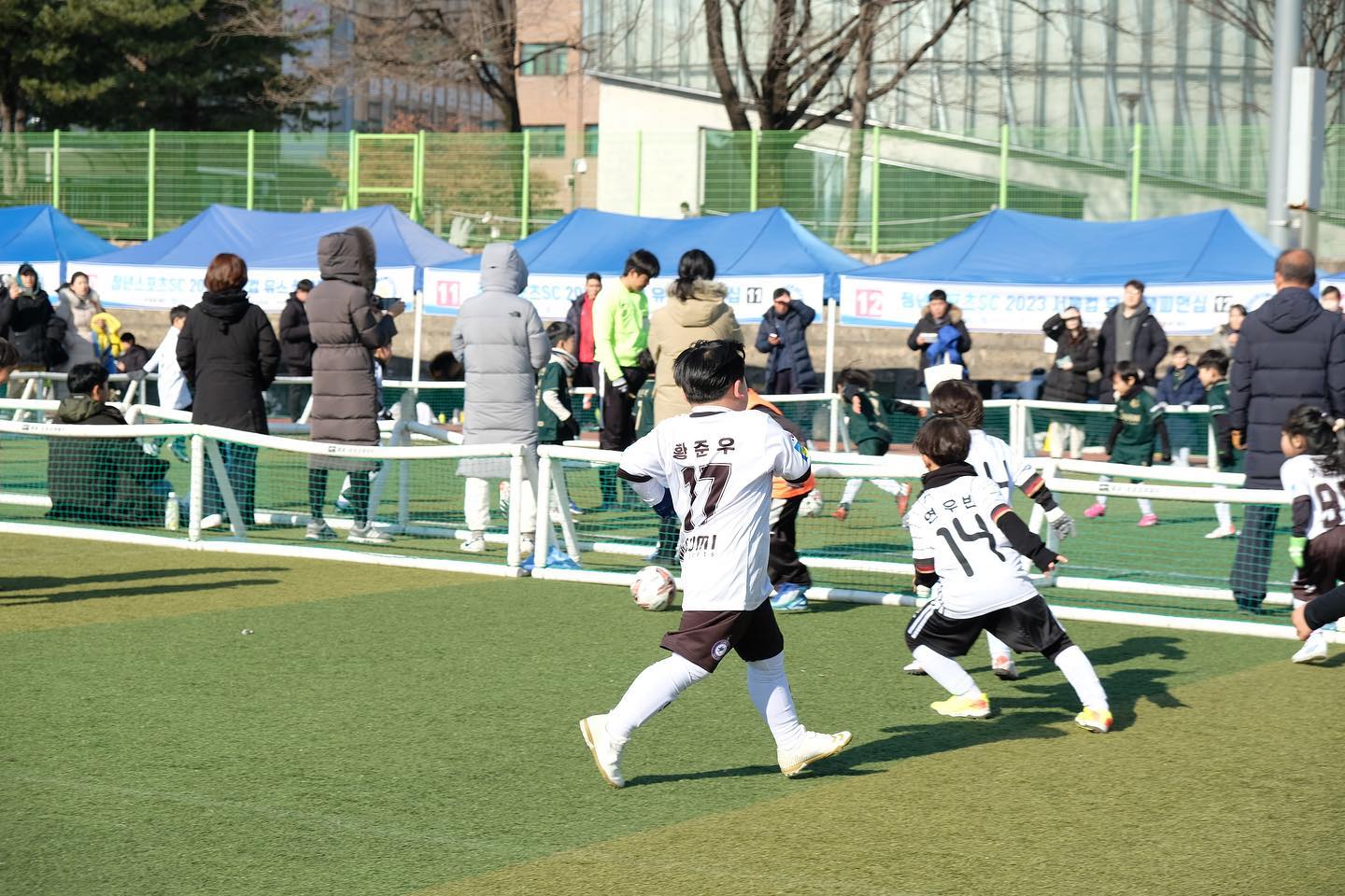 ⠀ 
세상에 축구 잘하는 7살이
왜 이렇게 많아? 축구는 잘 못해도
몸싸움은 잘하는 7살 뚜뚜씨..👏
⠀ 
아직 시작한지 얼마 안 되었으니까
오늘은 좋은 경험이었다고 믿고 다음에는
더 발전하는 모습 기대해봐야겠다!
오늘 4경기 뛰느라 모두 체력방전⚽️
⠀
#강북리드FC #7세반 #귀요미들 #너네가젤귀여웠어 #슛돌이들