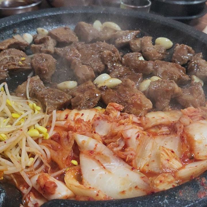 <대구> #황제뒷고기경대점 #경대정문

♡황제뒷고기 2500원
♡양념뒷고기 3500원

고기가격 실화인가! 아무리 먹어도 3만원 안넘겠다했는데 먹다보니 식사류까지 4만원 넘게 결제하고 와버렸네요🤣 주문할수록 점점 친절해지시는 사장님(?)과 서비스 음료수까지. 즐겁게 한잔하고 왔습니다. 솔직히 수입산이라지만 생각보다 고기가  맛있고 개인적으로 양념뒷고기가 넘 맛있었어요. 구워멀는 고기를 이 가격에 이렇게 먹을 수 있는 곳은 여기가 유일(?)하지않을까 싶어요.

#경대정문맛집 #경북대맛집 #경북대술집 #신암동술집 #신암동고기집 #경북대고기집 #경북대가성비술집 #대구가성비술집 #대구가성비고기집 #대구맛집 #대구술집 #먹스타그램 #술스타그램 #먹팔가요 #맞팔은댓글 #선팔후댓글