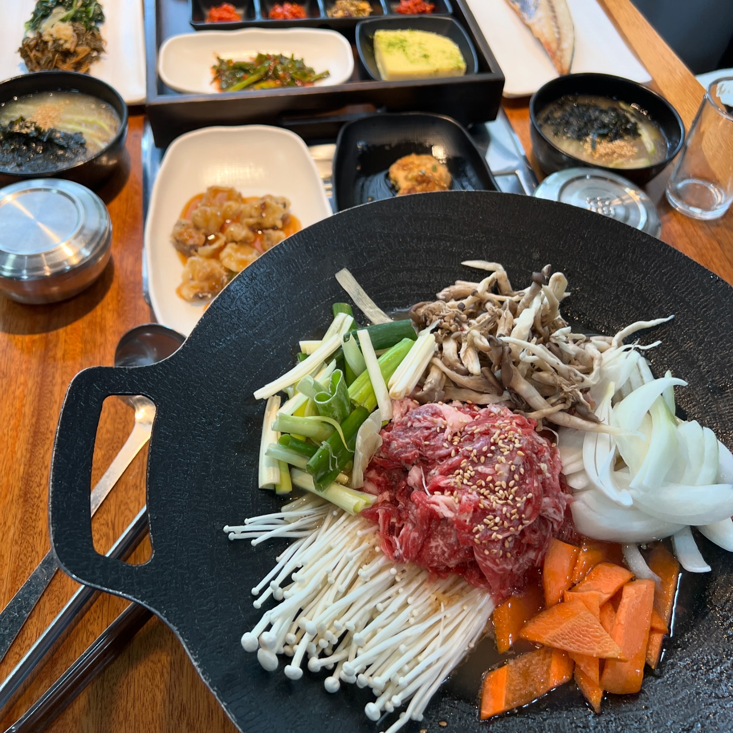 #협찬 이지만 찐 리뷰😉
oppo_house.meat  #오포집

한우정식 1人 18,000원 가성비 甲 #경기도정식맛집
한우바싹불고기+한우육회+표고탕수+생선구이+도토리묵사발+샐러드+가오리무침+삼색나물+계란찜+일본식무말랭이볶음+버섯전+부추무침+황밥+반찬8종 (매일 바뀌는 메뉴들 있음)

메인 메뉴 불고기는 말모말모 #맛도리 😋
배불러서 남길 수 밖에 없었던 육회가 눈에 아른거린다🥹
다양한 찬들로 젓가락이 쉴틈이 없었던 
#경기광주맛집 오포집 정식 한상🍽️

다음엔 정육코너 이용해서 
#고기 구워 먹으러 와도 좋을 것 같은☺️ 

#경기도광주맛집추천 #경기도가족모임
📍위치: 경기 광주시 오포로 700-14
✔️한 테이블에 정식, 단품, 고기상 혼합주문 불가
✔️매장 넓음
✔️주차장 넓음
✔️젓갈•반찬• #한우선물세트 등 판매

#디너의여왕