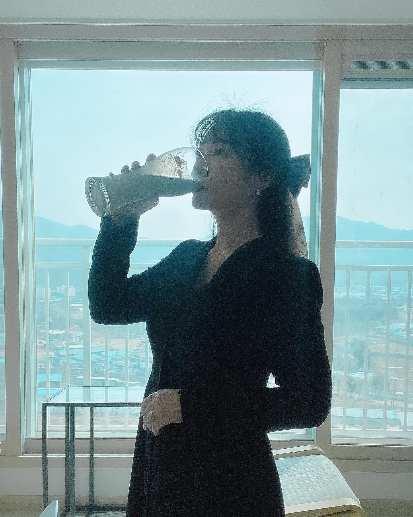 #협찬 #비엘한끼부심통곡물선식
쉰만큼 열일하는 중🔥🔥
1시 30분 출근인데 오전이 왜이리 촉박한걸까요?😂🤣

빈 속에 4시간 말하는건 어렵더라구요😭
그래서 아점 식사대용으로 선식 먹기 시작했어요🫶🏻
넉넉한 대용량 1.3kg라서
몇개월은 든든하게 아침 챙길 수 있을 것 같아요👍🏻👍🏻
⠀
⠀
✔️균형있는 32가지 원료 배합의 영양선식
✔️국내산 곡물, 야채, 과일류 함유!
➕영양소를 위한 멀티비타민, 미네랄 추가 배합!
🧡HACCP 인증의 안전한 제조시설에서 생산!

#선식 #선식추천 #식단조절 #아침대용 #한끼부심통곡물선식 #국산곡물선식 #식사대용선식 #아침식사대용 #귀리선식 #서리태선식 #선식쉐이크 #대용량선식 #마숫가루 #미숫가루선식