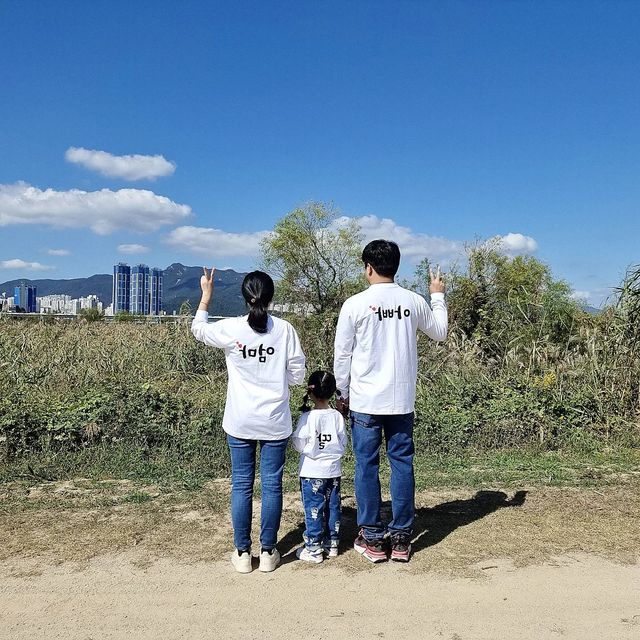 내마음의풍금/Account run by Mom on Instagram: "#협찬 미스타박 가족 여행 디자인 티셔츠 패밀리티셔츠 얼마만인지 모르겠네요 가족사진 찍을 때 이후론 처음 입어보았어요 생각보다 티셔츠 재질