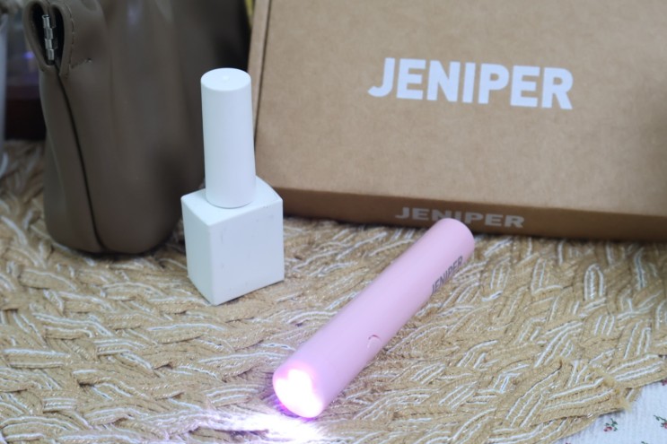 셀프네일 젤렘프 휴대용 LED  로 편안하게 한손으로 할 수 있는 제니퍼