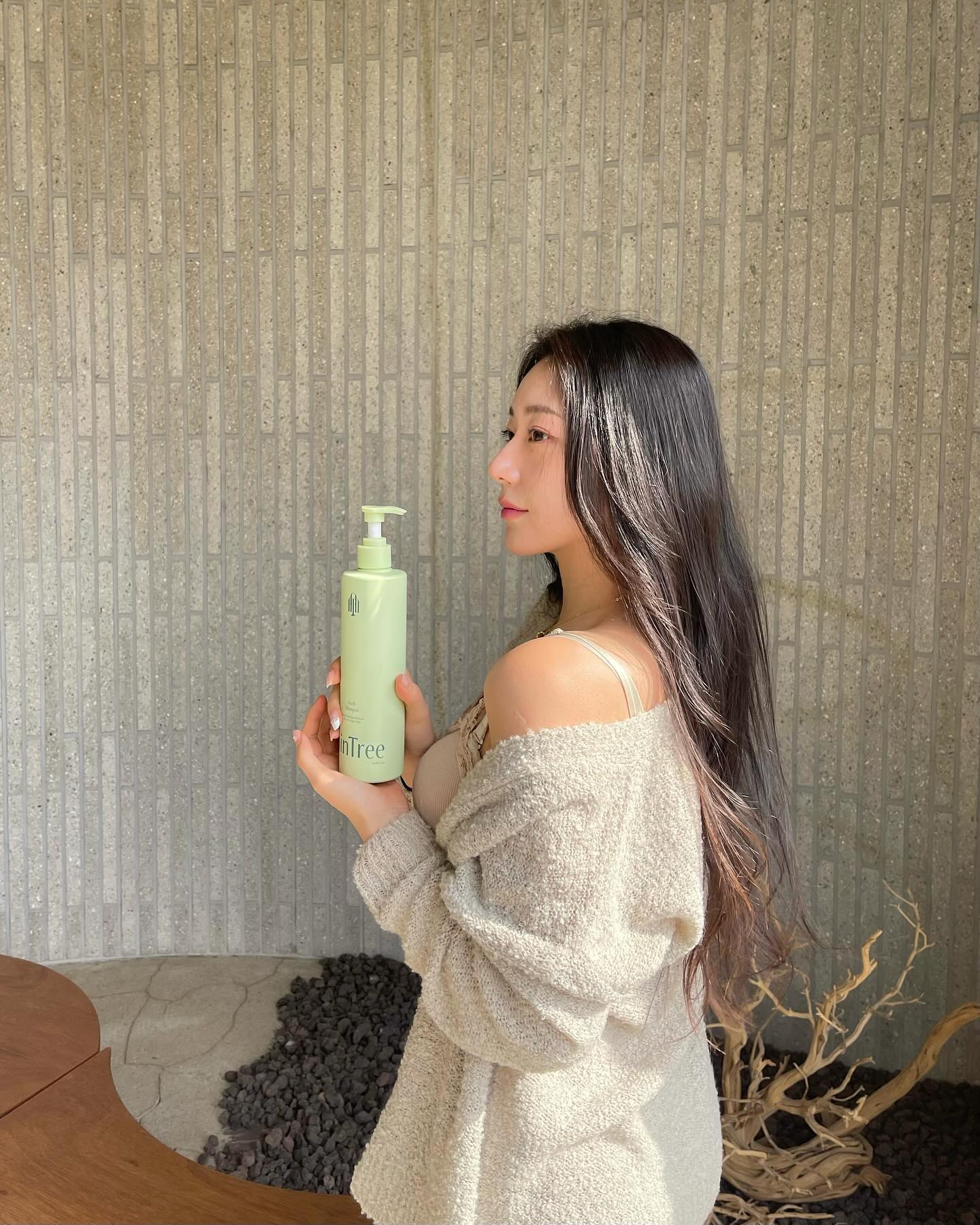 #광고
허리까지 오는 긴머리
풍성하고 건강하게 유지하는
두피건강 루틴! 🌱

자극 없는 말랑한 샴푸브러쉬로 삼푸후

1회 사용만으로 두피 각질 52% 감소시켜주는
스칼프 스케일러로 관리 해주면! ✨

시원하고 건강하게 두피관리는 물론,
모발 탈락수 71% 감소되는 임상실험까지!

두피와 모발 동시에 관리하는 스칼프먼트로
마무리 해주면 
찰랑이는 건강한 모발부터 두피까지 완성!

mintree_official
#협찬 #민트리 #민트리스케일러 #두피스케일러 #올영입점 #올영추천템 #두피케어