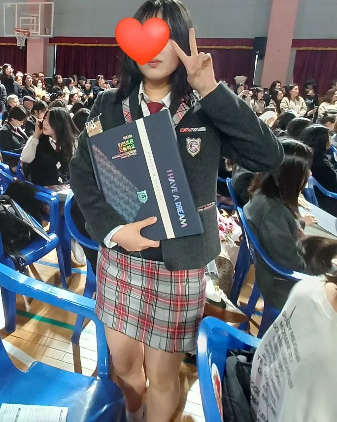 #고등학교졸업 
#축졸업
#큰딸 #기특한딸
#교과우수상 
#넌나의천사 

드디어 네가 성인이 되다니
아직 실감이 안 난다.
학창시절 12년동안 한결같이
엄마의 자랑스러운 딸이 되어줘서
고맙다.🥰💟