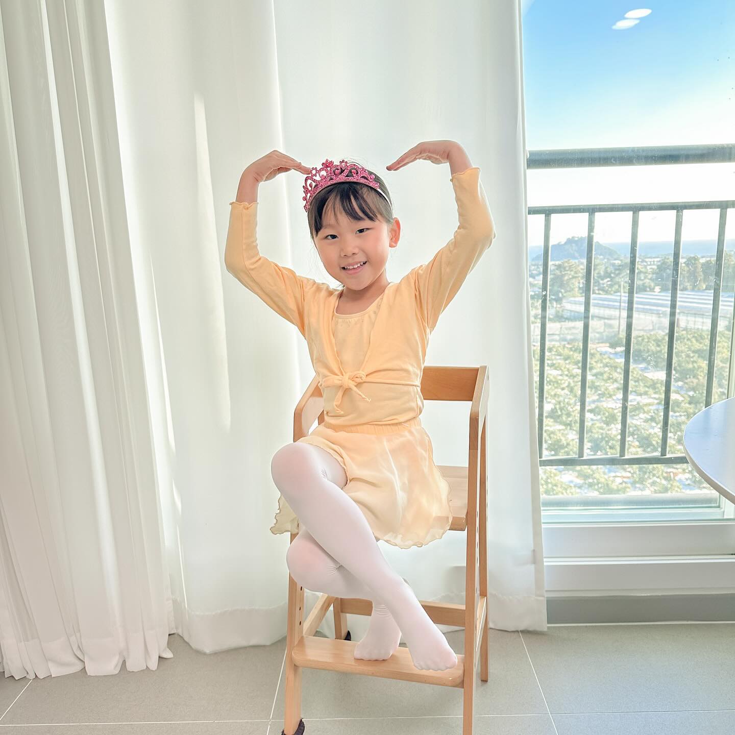 만 5세 또여니❤️ 지인짜 많이컸죠✋
올해 많이 큰것 같아요 ㅎㅎ
체중은 줄고 키는 커지고!!
몇주전쯤 쟀을때
115cm에 21.9kg 정도였어요 ㅎㅎ

커갈수록 정말 울 또여니는 너무 착하고
예쁜 아이구나 싶어요😊
처음인 엄마빠 덕분에 고생도 했겠지만(?)
엄빠를 성장할수 있게 해준 딸❤️

또여니를 또 한번 키울수 있다면!!
다시 낳아서 더 잘 키우고싶지만,
또여니가 아닌 둘째는 원치 않아요😳

또여니가 사실 동생있었으면 좋겠다,
자주 말하지만!!
주변에 동생들이 많으니 누나 노릇 톡톡히 배우는🙊
혼자여도 사랑 받는 만큼 잘 나눌수 있는 아이가 되길🥹

오늘은 발레복 입은 또여니가 너무 예뻐서,,
피드에 박제🩰💕
예쁘게 봐주셔서 감사해요오오❤️❤️❤️

#제주살이 #제주맘 #6세아기 #개띠아기 #제주일상 #발레복 #발레리나 #육아일상 #엄마표스냅 #만5세 #딸램 #딸램맘 #외동딸 #babygirl #babygirlclothes