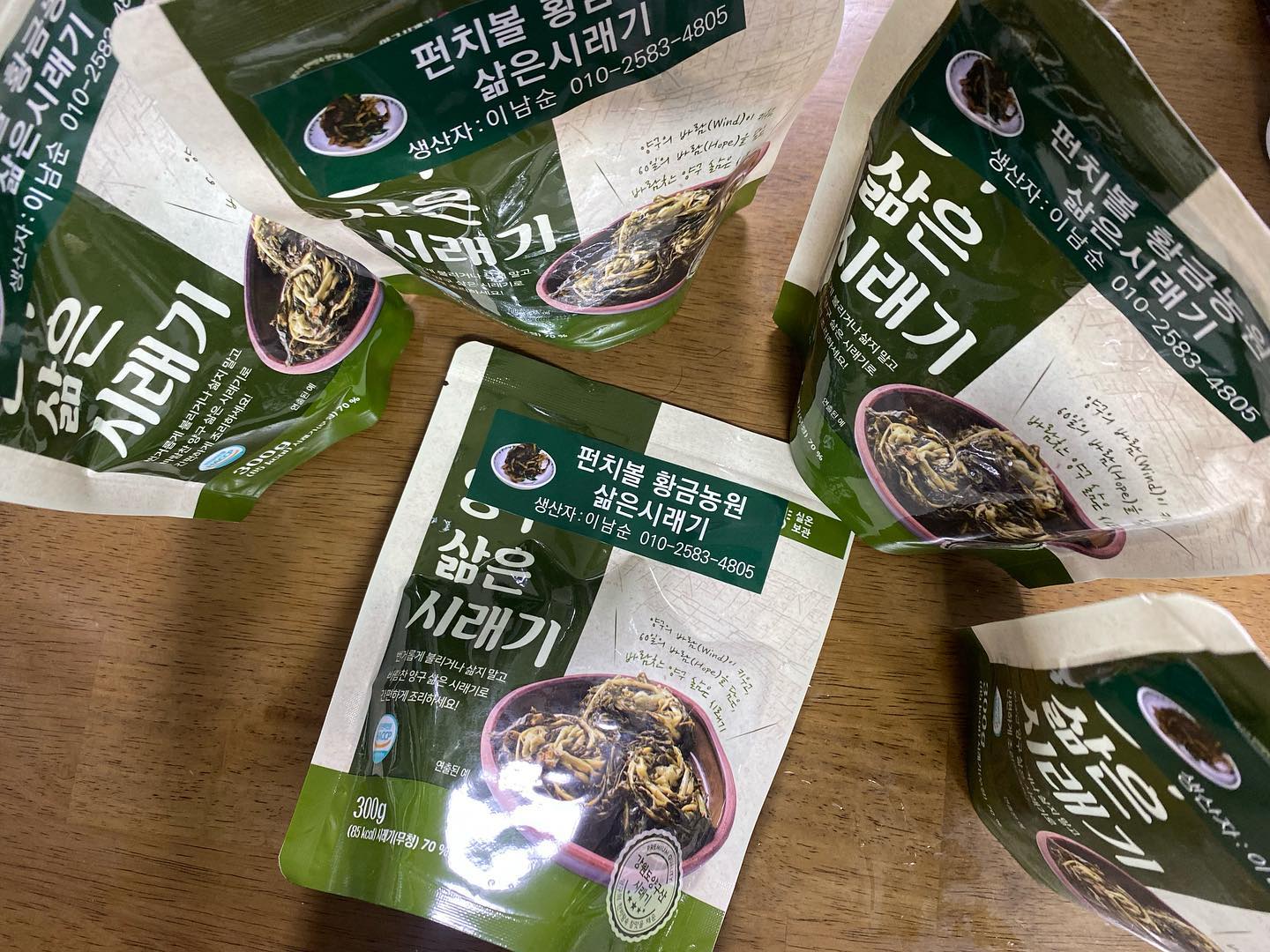 #협찬 #황금농원 #삶은시래기

시래기 본고장 편치볼마을의 황금농원에서 생산한 양구 시래기로 시중에 판매되는 냉동식품 삶은 시래기가 아닌 “레트로 살균처리” 과정을 거친 거친 실온 보관 가능한 삶은 시래기에요

시래기 하나하나 정성으로 깨끗하게 손질한것으로 삶았기에 포장부터 내용물까지 매우 위생적이랍니다

요리하기 간편하게 포장을 뜯어서 찬물에 헹굼후에 바로 먹을 수 있을 만큼 부드럽네요

시래기국, 시래기밥, 시래기죽등 다양한 레시피 활용아 가능하고 간단하게 비빔밥만들때 토핑으로 넣어도 아주 구수하고 맛깔나네요

#40대 #50대 #간편식 #건강식 #양구시래기 #펀치볼시래기 #시래기 #무청시래기 #시락국 #DMZ펀치볼

https://shopping.naver.com/window-products/directfarm/9062001343?NaPm=ct%3Dlne44a8b%7Cci%3Dshoppingwindow%7Ctr%3Dswl%7Chk%3Da124890ccf14f8bac453beec395c0e138065f23d%7Ctrx%3D