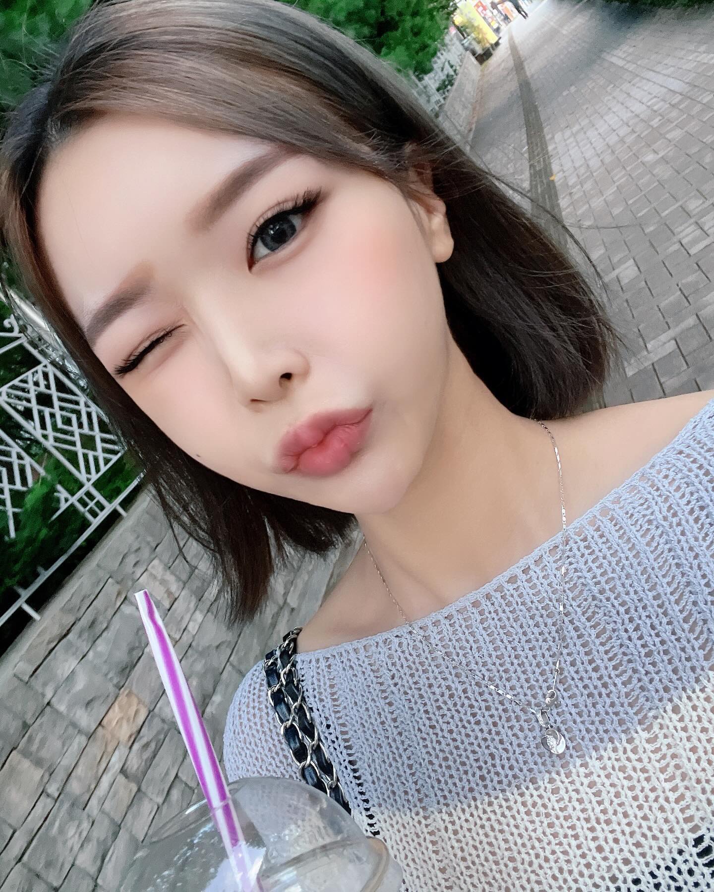 2023년 다들 잘 보내셨을까요? 
23년은 정말 너무 많은 일이 있었고 제 인생에서 가장 병원을 많이 다니었던 때라 제 옆에 있는 사람보단 저를 많이 챙기었던 한 해였으나 그래도 제 옆을 지켜주었던 많은 친구, 언니, 오빠, 가족 (특히 우영이)모두 너무 감사드려요:-) 정말 많은 일이 있었기에 1년이라는게 길다는걸 느끼면서도 짧더라구요 24년도는 더 바쁘고 더 연습하고 더 힘들겠지만 그래도 더 행복해볼게요 

그러니, 제 글을 보고 제 옆에 있는 모든 이들도 모두 행복하길 바라겠습니다 :-)