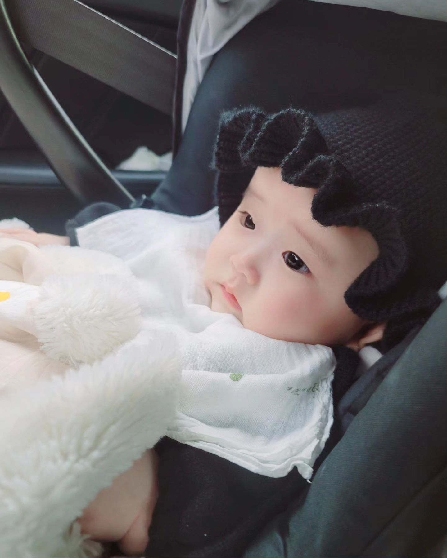 감동이랑 오빠랑 서아랑 으네 만나러 가는길❤️
간만에 이쁜 옷 입은 감동이😍
.
.
.
.
#날씨좋다 #우리감동이 #딸맘 #육아맘 #육아팅 #육아스타그램 #ootd #babyootd #babyreels #babymodel #baby #귀여운아기 #아기사진 #소통