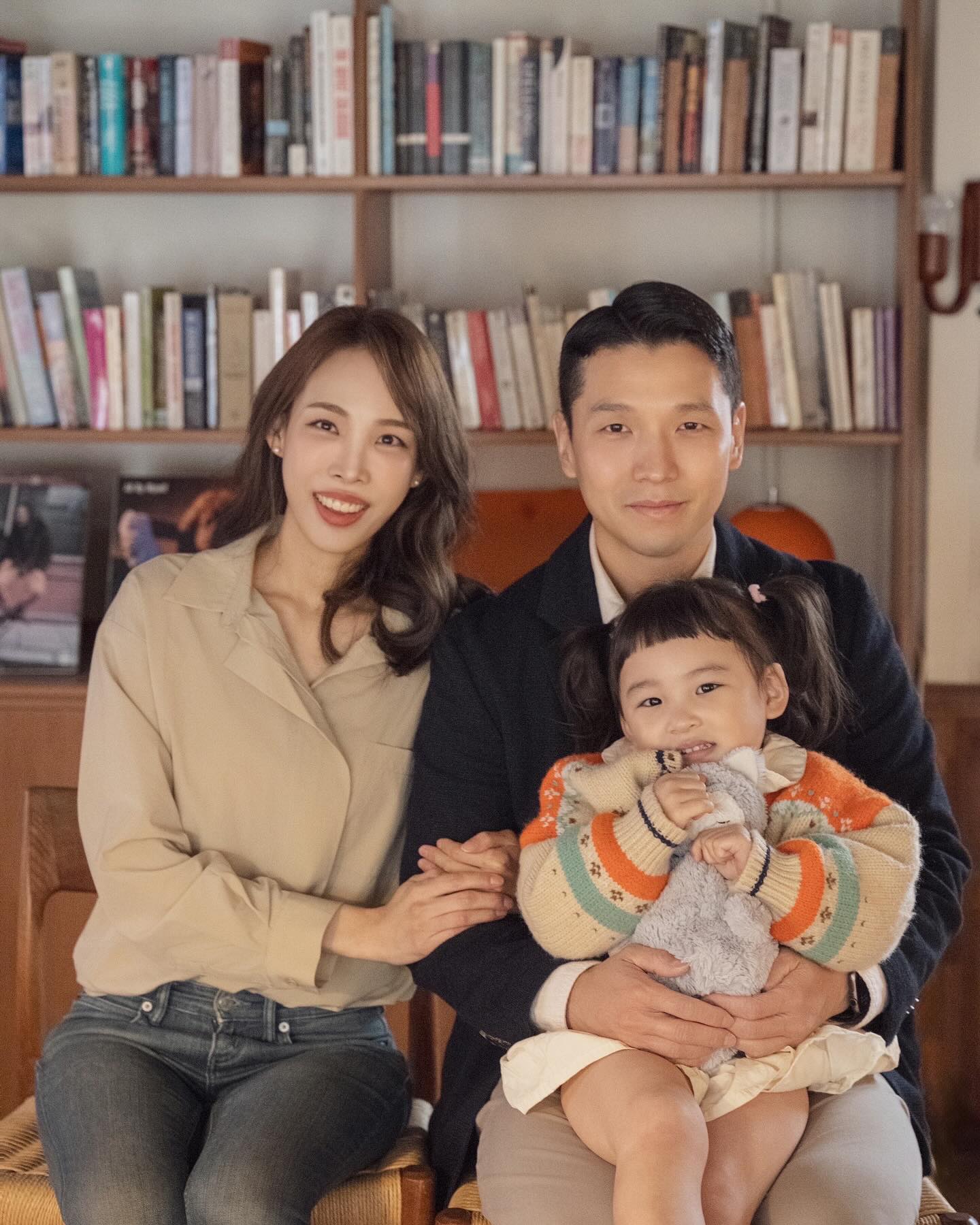 가족사진 셀렉 완료💕
내년에는 꼭 안 추울때 찍자

#가족사진#홈스냅촬영#홈스냅사진#아기가족사진
#행사끝