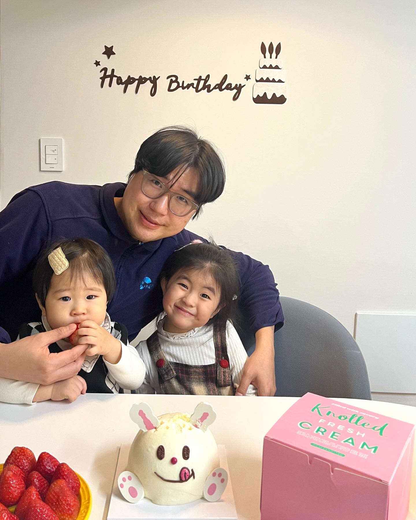 마이 영저그, 생일축하햐~_~
항상 우리가족의 온전한 평화와 행복을 위해
힘써주고 노력해주는 멋쟁이 !
고맙구 최고야 ! 우리집 겸댕이들괴 함께
앞으로 쭉 건강하고 행복하자 우리😎
사룽해, 우리가족포레버 💗
#네파금지 #노티드 많이먹구 무슨 민트도넛도 다 머겅..
우리집 아들은 생일이고 나발이고 #딸기 #집착맨
