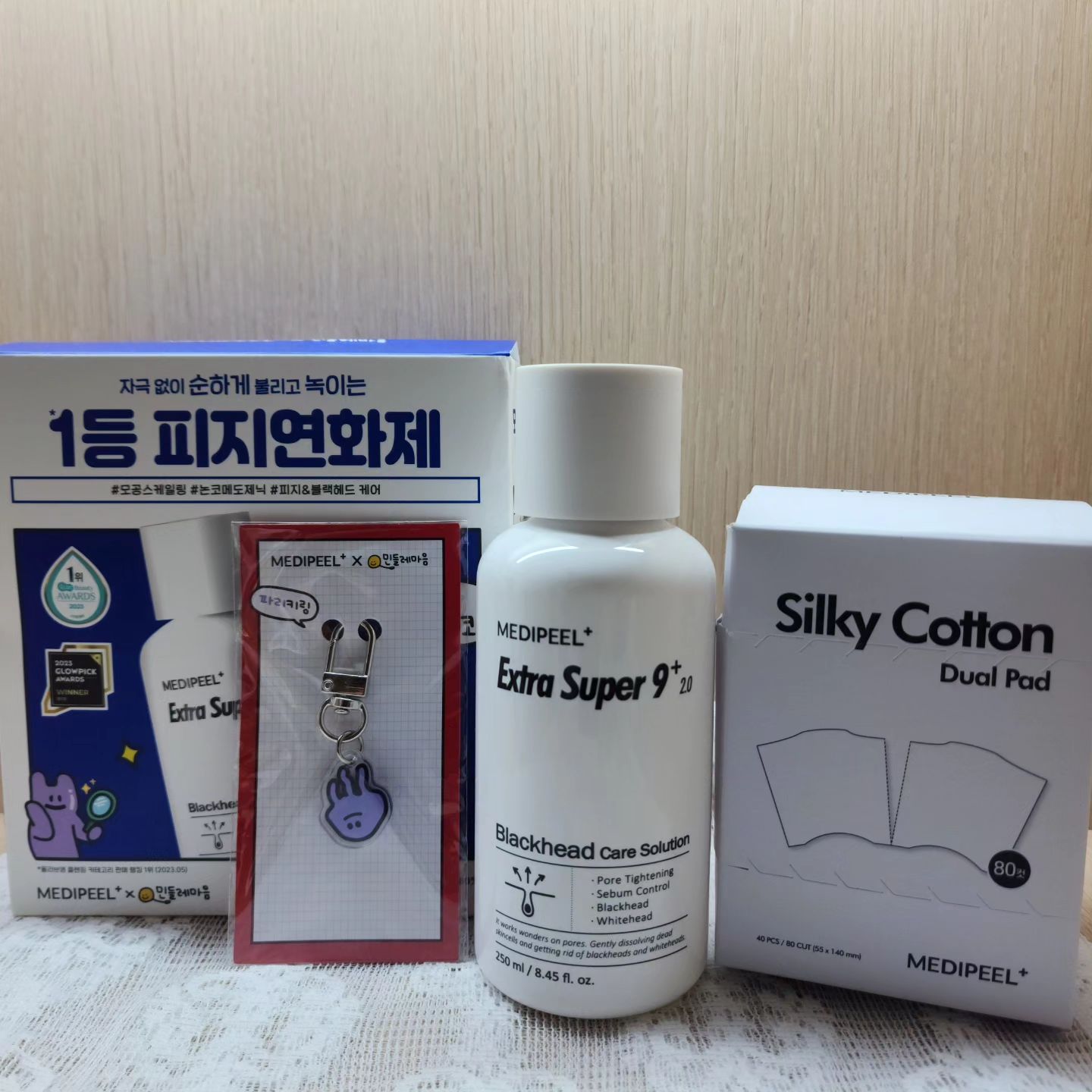 #협찬
✅️ 에스테틱에서 사용하는 피지클리너 그대로 집에서 사용해서 에스테틱 다녀온 둣한 효과를 그대로 느낄 수 있는 제품이 있다고⁉️

🔽제품명🔽
메디필 엑스트라 슈퍼 9 플러스 2.0 민들레마음 에디션 (본품 250ML+실키듀얼코튼패드 40매+키링(파리)

🔽리뷰🔽
원조 피지클리너로 유명한 메디필 피지클리너가 기존 제품 대비 2배 이상 개선 됐다고 해서 사용해봄
AHA BHA 함유로 확실히 강력하다고 느껴짐 근데 또 다극은 없어서 신기함🌟
⚠️피지 불린 뒤 면봉으로 제거하면 쾌감 짜릿⚠️

🔽꿀팁🔽
사진 속 귀여운 민들레마음 친구 에디션은 7월 한달동안 올리브영 행사가로 구매 가능함‼️

#메디필 #medipeel #민들레마음 #민들레마음에디션 #메디필민들레마음 #엑스트라슈퍼9플러스 #메디필피지클리너 #피지클리너 #메디필엑스트라 #메디필엑스트라9 #메디필피지연화제 #원조피지연화제 #올리브영피지연화제 #블랙헤드추천템 #올리브영추천템 #피지관리 #kskincare #kbeauty