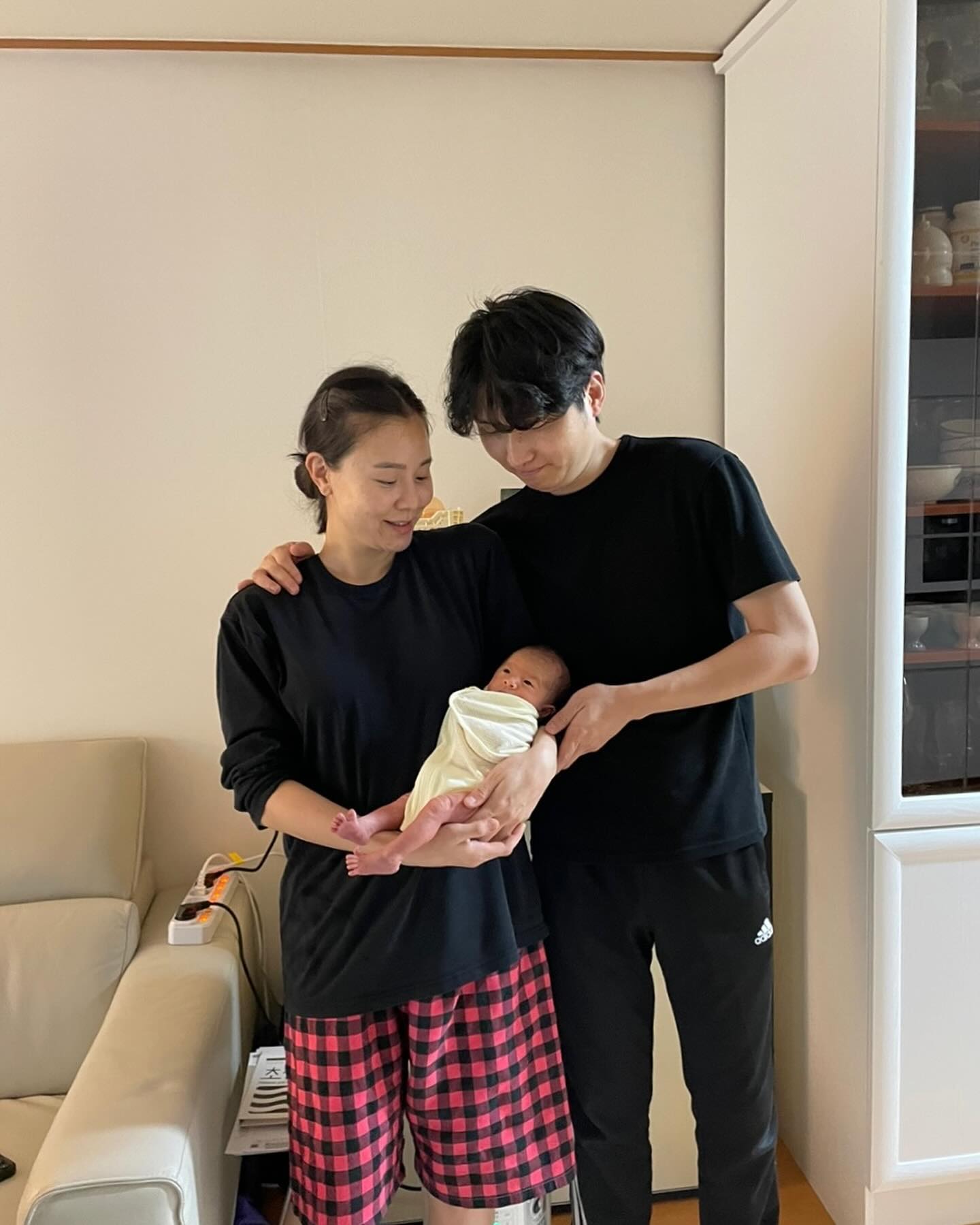 2.3kg 쪼구미 톨이랑 💛 깽이 찍어준 우리 첫 가족사진 👨‍👩‍👧📸 옷 좀 딴거 입을걸 ^^