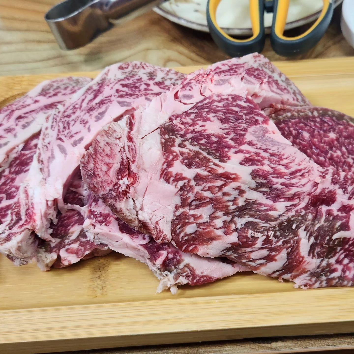 눈오는 날에는 역쉬 꼬기가 진리징~~
꽃등심 먹고 안창들렸다가 된장술밥으로 
마무리는 언제나 최고인듯!!
집에오니 여름이는 잘놀고있고ㅎ

#눈오는날 #꽃등심맛집 #안창살맛집 #마송맛집 #JMT #소고기맛집 #우리정육식당 #먹스타그램 #지구별외계인 
#맛스타그램 #맞좋아요 #인친 #선팔 #언팔 #선팔하면맞팔 
#언팔체크함