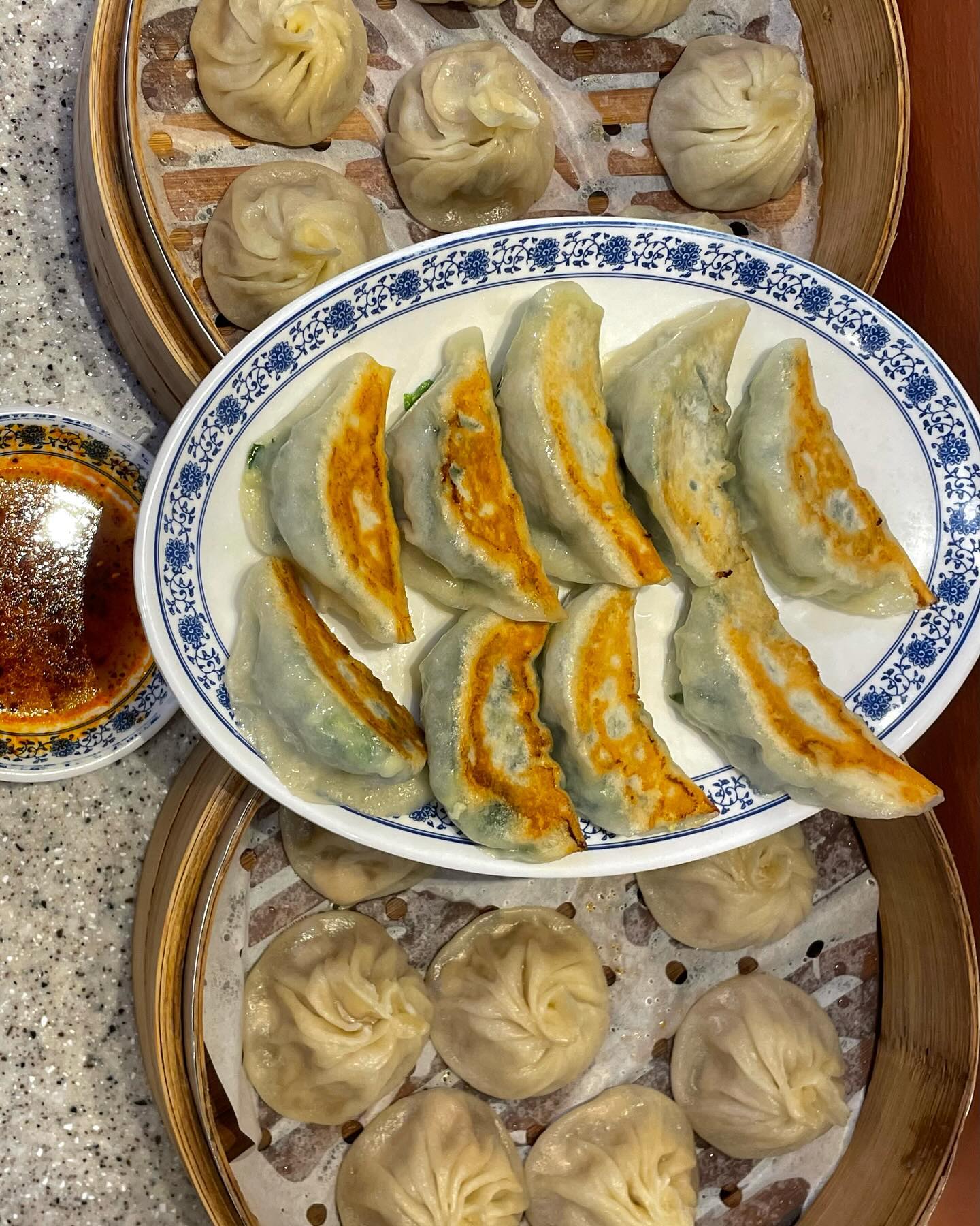 🧂빠오즈푸 본점
중국식만두 땡길때면 무조건 찾아가는 육즙 가득 샤오롱바오 맛집!

고기빠오즈, 삼선빠오즈, 부추지짐, 훈둔을 먹고 왔습니다. 빠오즈는 육즙, 식감, 맛 빠질게 없이 완벽해요. 이 집은 모든 만두가 다 맛있어요. 제가 먹어본 만두집 중에 손꼽히는 곳이며 개인적으로 밥류보다 만두가 더 맛있어요. 수요미식회에도 방영되어 원래 어린이대공원 맛집으로 유명한데 딱 만두 먹으면 유명한 이유를 알 수 밖에 없어요. 주말엔 웨이팅이 있지만 회전율이 좋아 금방 자리가 납니다. 만두러버들은 당장 가시는걸 추천드려요🥟

서울 광진구 광나루로 373

#빠오즈푸 #빠오즈푸본점 #빠오즈푸어린이대공원점 #만두 #만두맛집 #딤섬맛집 #중국집 #어린이대공원맛집 #만두러버 #빠오즈 #샤오롱바오 #먹스타그램 #광진구맛집 #먹팔맞팔 #먹스타맞팔