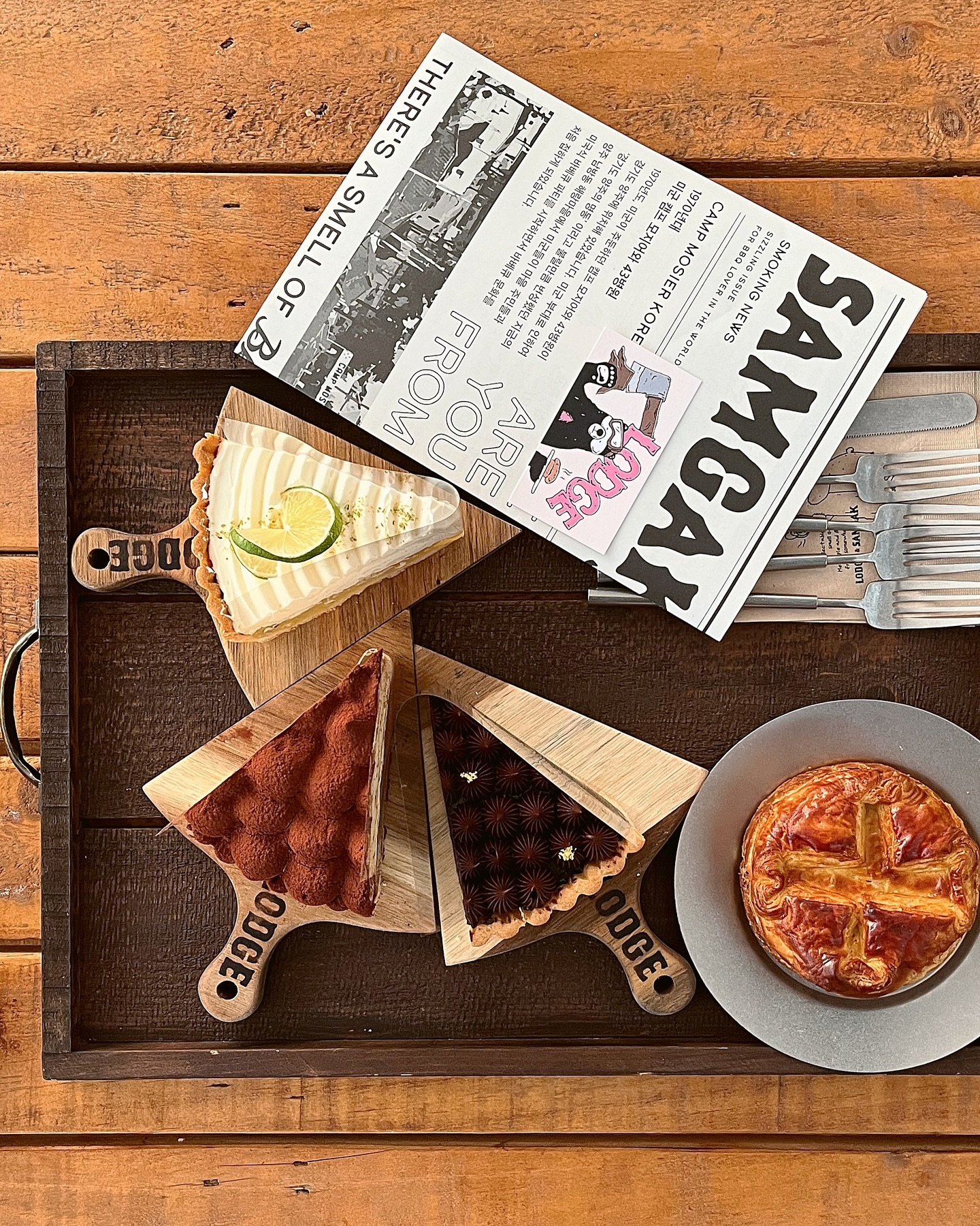 #🥧 #😋

미트파이 한 종류만 남아서 아쉽긴 했지만 
해 질 녘 분위기 좋고 
바람부는 루프탑도 좋고
에피소드가 있었는데 친절하게 대처해 주셔서 좋은 기억으로 남은 럿지.

.
.
.
#럿지 #lodge #기산저수지 #기산저수지카페
