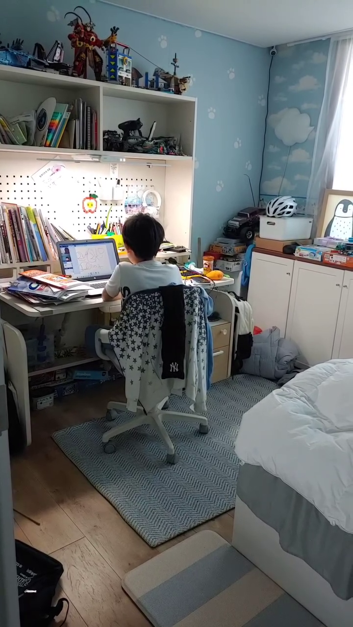 엄마 생일을 느므 ~ 즐겁게 보냈나봐.🤭🤭
몸살이와서 침대와 한몸으로 지낸 오늘 🤣🤣
아침밥 차려주고 잠들고 점심 차려주고 잠들고
계속 잠만자다가 간식 챙겨주려고 나왔는데 
화상영어 시간이구나 ~😁😁
위에만 보인다고 아랜 내복을 입고 
(나갈일 없는 아들 ㅎㅎ)🤭🤭
축구 경기 이야기를 어찌나 재미있게 하는지 
엄마 온거 살짝 눈치채고 나서
의자에 앉은 아드님 ~👍👍👍
책상도 좀 치우고 하면 좋으련만 ~
그래도 혼자 시간 맞춰서 하는거 보면 
이제 고학년 된거 맞구나 ! 🤗🤗
아....이제 저녁차려야지 ...🍝🍝

#페트라아카데미수업 #화상영어
#초등화상영어 #영어 #영어대화 #초등학생영어
#초등영어 #내돈내산 #페트라아카데미 
#초등스피킹 #책상좀치우자