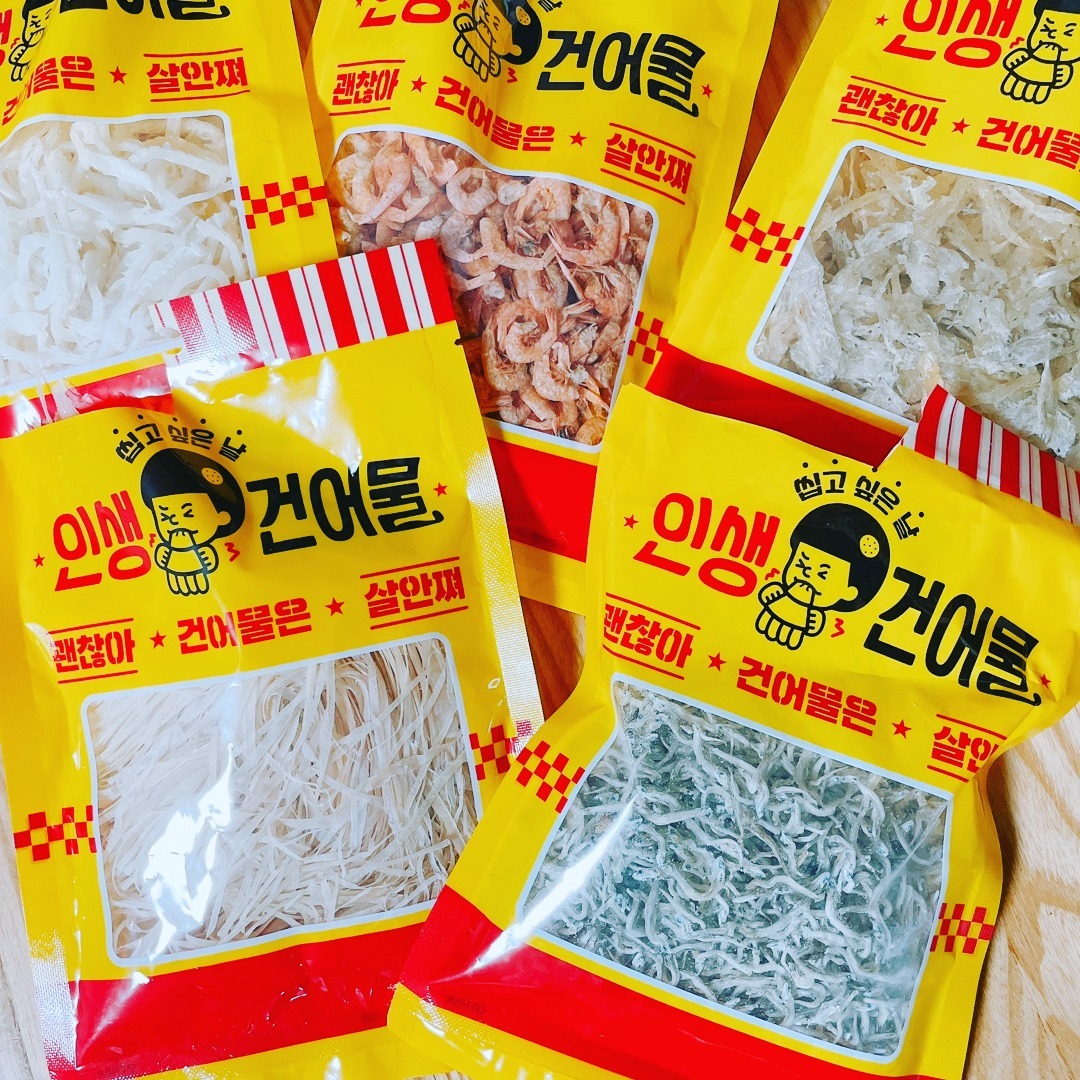 #인생건어물, #인생건어물공식물, #밑반찬만들기, #진미채레시피, #반찬황금레시피, #일주일밑반찬, #간단한밑반찬레시피, #광고, #협찬

세상에서 가장 쉬운 밑반찬만들기 1탄!
오늘은 건어물로 일주일 동안 먹을 수 있는 밑반찬을 만들어봤어요.😍

저는 야채를 워낙 좋아해서 밑반찬을
저만의 황금레시피로 만들어봤어요.

❤️애호박건새우볶음, 멸치당근라페 만들기예요. 신선한 건어물을 넣어서 만드니까 풍미가 끝내줍니다❤️

흔한 반찬 만들기 말고, 특별한 반찬 황금 레시피로 여러분도 맛있게 즐겨보세요.

건어물이 들어가니까 씹는 맛까지 일품이에요. 반찬 하나로 야채와 건어물의 영양소를 모두 섭취할 수 있으니 일석이조 💯💯💯

일반적인 진미채레시피가 있긴 하지만 오징어실채, 명엽채와 함께 술안주로 즐겨봤습니다. 심심풀이 안주로 굿~!

인생건어물 건어물세트🥰😘 하나만 있으면 밑반찬 만들기부터 술안주, 간식까지 다양하게 활용할 수 있으니 아주 실용적입니다.

지금 인생건어물 공식몰에서 건어물 5종 세트가 50%나 할인🎉🎉🎉 하고 있어요. 이번 기회 놓치지 말고, 얼른 득템해 보세요!

https://www.lifedryfish.com