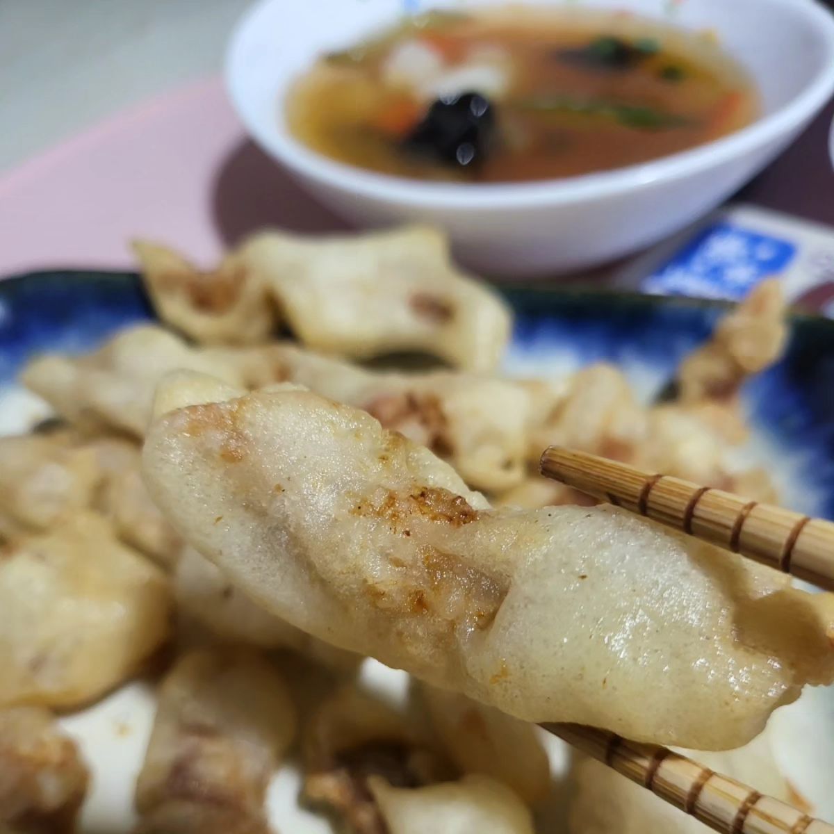 #협찬 #중식밀키트

집에서도 간편하고 맛있걱 즐길 수 있는 중식밀키트 대가강일키트
소개해드릴게요.

25년 전통으로 이어져와 믿고 먹을 수 있는 제품이예요.

고기짬뽕은 고기가 듬뿍 들어가 국물이 찐해요.
땀이 송골송골 맺히는 맛있는 매운맛이예요.
간장과 생강 염지로 이룬 고기의 깊은 향이 느껴지구요.

탕수육은 말해워해요
 바삭하고 쫄깃한게 자꾸 손이 가는 맛이구요.
안주로도 일품요리로도 훌륭해서 집들이에도 제격이네요.

여태까지 먹어본 중식밀키트  중 원탑입니다.

#대가방밀키트 #짬뽕밀키트 #탕수육밀키트