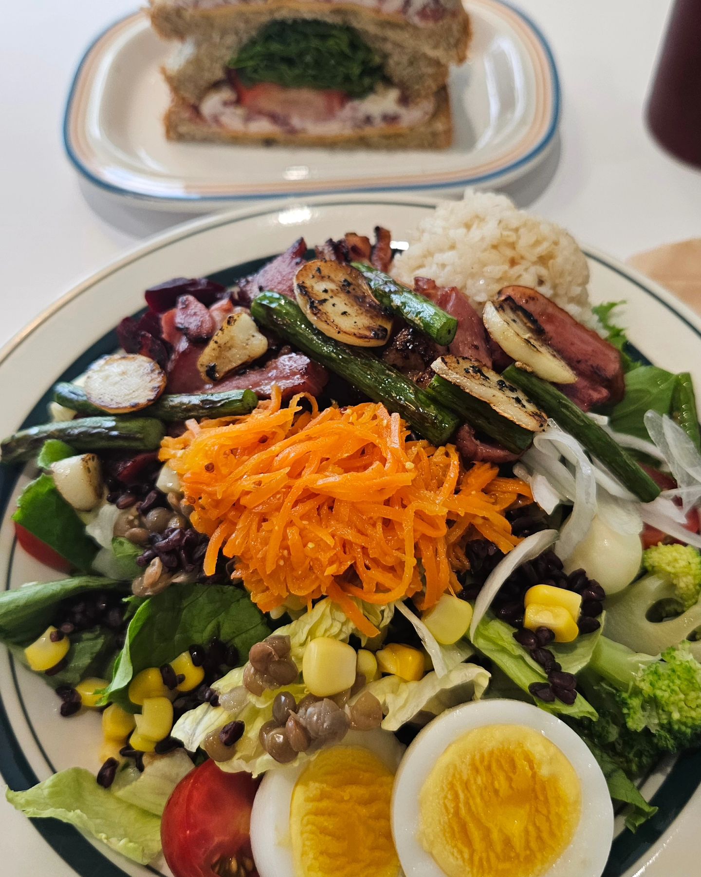 #협찬 건강한 재료로 만들어진
맛있는 음식이 있는
수원 인계동 샐러드맛집 그리너프

다양한 샐러드와 
샌드위치, 요거트까지❣️
취향대로 입맛대로 
골라먹을 수 있는 맛집😋

고기 맛집이라는 소문대로 
이렇게 맛있어도 되나싶게 
알맞게 구워진 훈제오리와
푸짐하고 다양하게 채소들이 올라간
훈제오리&구운마늘쫑 샐러드🥗

수제 크랜베리 리코타치즈에
루꼴라&토마토 듬뿍 올라가고🍅
호두, 무화과잼이 
조화롭게 들어간 새콤 달달
수제 크랜베리리코타&루꼴라 통밀 샌드🥪

균형있는 탄단지 식단으로
건강에서 맛까지 챙길 수 있는 
인계동맛집 그리너프💚

📍경기 수원시 권선구 효원로266번길 25 1층 그리너프
📞031-895-4119
⏰월-토 11:00-21:00(L.O20:30)
(매주 일요일 정기휴무)

 #그러니프#greenough#수원카페#권선동카페#인계동카페#수원권선동카페#수원인계동카페#수원샐러드#권선동샐러드#인계동샐러드#수원권선동샐러드#수원인계동샐러드#수원맛집#권선동맛집#인계동맛집#수원시청맛집#수원시청샐러드#수원시청카페#수원데이트#수원가볼만한곳#샐러드맛집#샐러드주문#인계동데이트#인계동브런치#수원그릭요거트