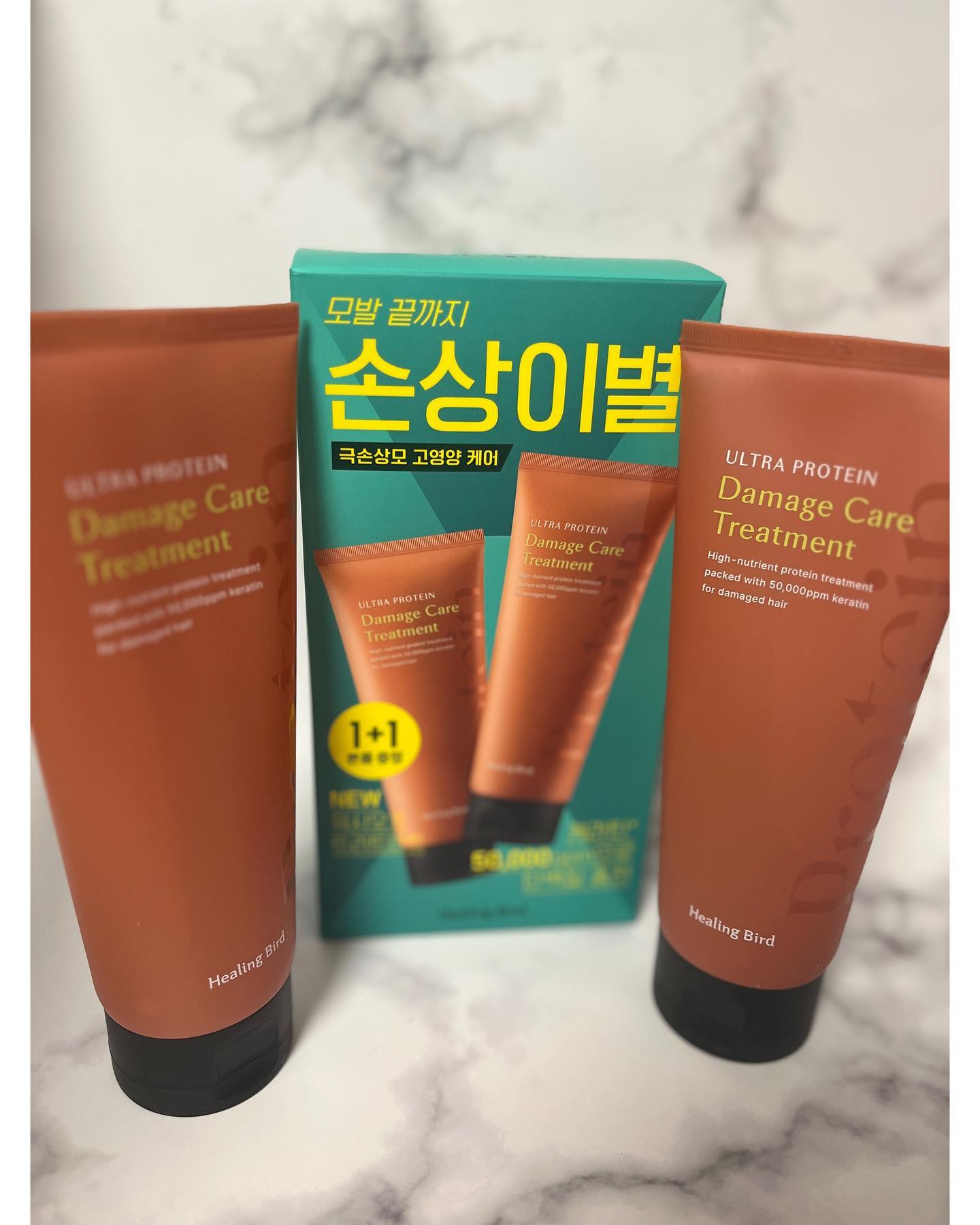 #협찬
힐링버드 울트라 프로틴 데미지 케어 트리트먼트200ml

1️⃣모발 핵심 구성 성분인 케라틴 50,000PPM충전으로 손상된 모발에 딥 데미지 케어
1회사용으로 손상된 큐티클에 영양충전, 푸석한 모발에 단백질 충전업

2️⃣부스스함을 잠재우고 모발 끝 갈라짐까지 확실하게 
영양 공급

INGREDIENTS💚
▪️캐시미어 케라틴 단백질
(하이드롤라이즈드케라틴+9가지단백질 콤플렉스)
▪️내추럴 보타닌 오일(7가지오일)
▪️아미노산 복합체(20가지 아미노산)

3️⃣밀도 높고 쫀쫀한 딱품 밤 제형이 탄탄하게 모발을 감싸 
집중케어

✔️일차자극테스트(저자극테스트)완료

체리를 머금은 듯한 우아하고 달큰한 꽃내음과 부드럽고 따스한 머스키 시더우드의 아름다운 조화오 포근하지만 매력적인 향을 발산해요.

✔️HOW TO USE
샴푸후 최대한 물기를 제거, 적당량을 손상된 모발에 골고루 펴발라 준후 깨끗이 씻어내기.

TIP⭐️
주1~2회 10분이상 도포해주며 헤어팩처럼 활용하시면 
더 깊은 영양감을 느낄수 있어요.

 #제품제공 #파룸체험단 #힐링버드 #힐링버드트리트먼트 #꾸덕트리트먼트 #손상모케어 #탈색모트리트먼트 #트리트먼트추천 #워시오프트리트먼트 #헤어팩