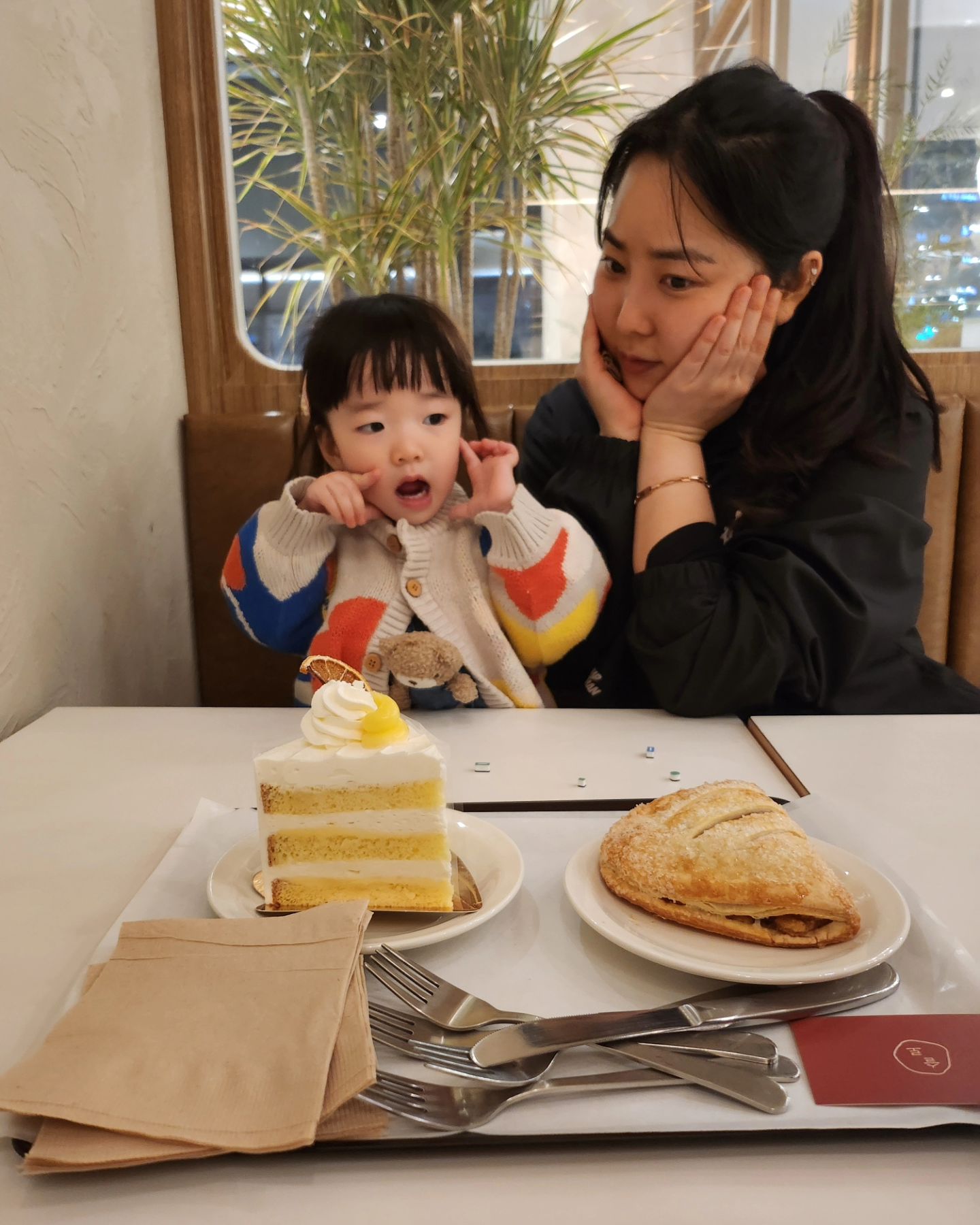 _​​🇬​​​🇬​​🇴​​​​🇲​​🇮​☻
⠀
🔖  April ᰔ

1 ·۰•싱슈이모가 꼬미 보고싶다고 광명에서 달려옴
2 ·۰•이모가 디저트에 음료 사줌
3 ·۰•물한컵 다 마시려는 시늉
4 ·۰•급 인생네컷까지🧡
5 ·۰•손수 만든 화전🌹🌸
6 ·۰•영차영차 도움없이 올라가기 성공👍
7 ·۰•집중력하믄 꼬미쥬👌
8 ·۰•1일 1목욕 하는 이유👉👈
9 ·۰•학구열 장난아니그요➰️😁
10 ·۰•꼬미맘 생축생축🎂🎂🎂🎂

#밀린피드
#열심히놀자
#꼬미일상
#기록해주는엄마
⠀ 

⠀
