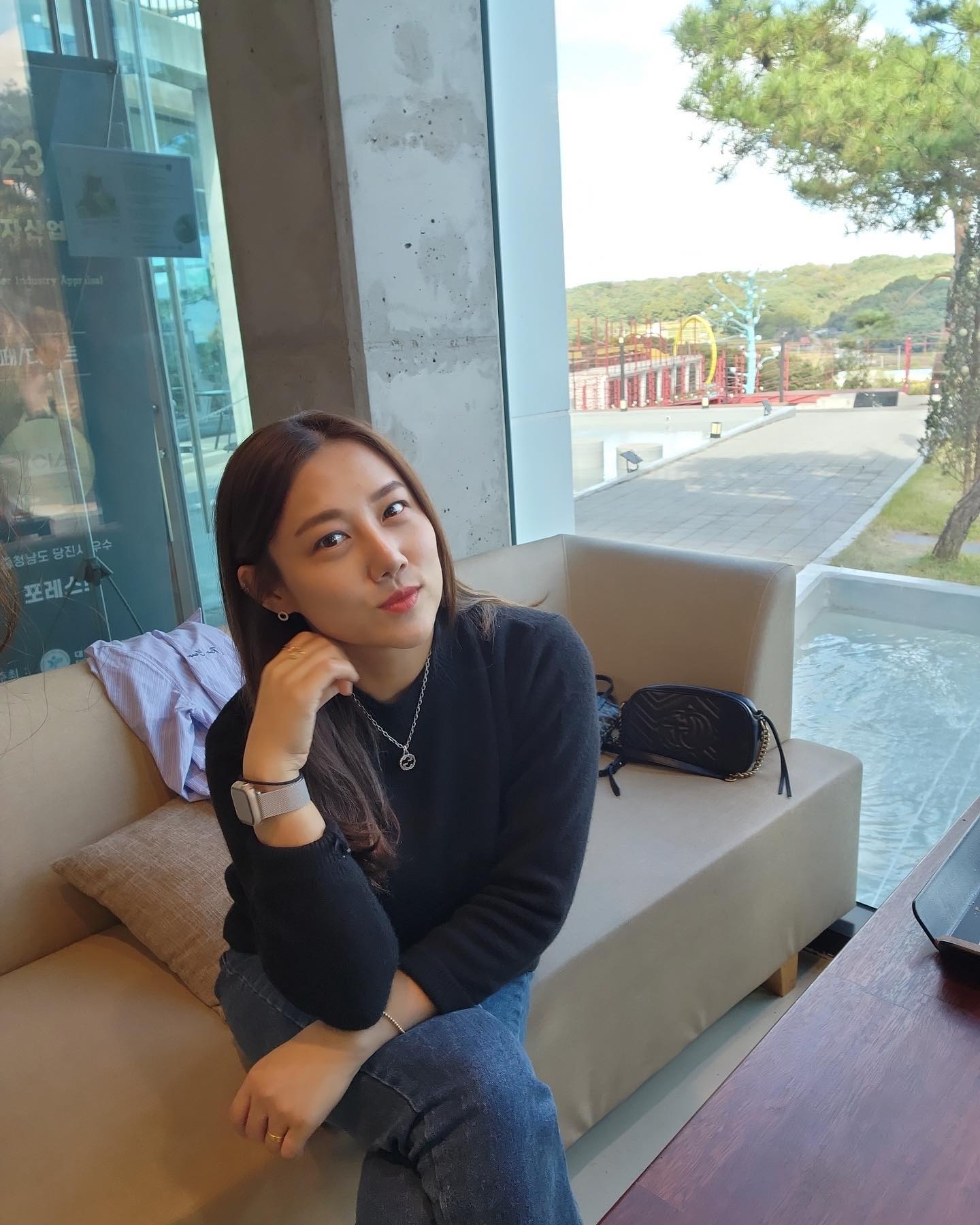 턱살가리기 위해 치켜들거나 얼굴 숨기기 시전😄
.
.
.
#셀피 #데일리 #자부
