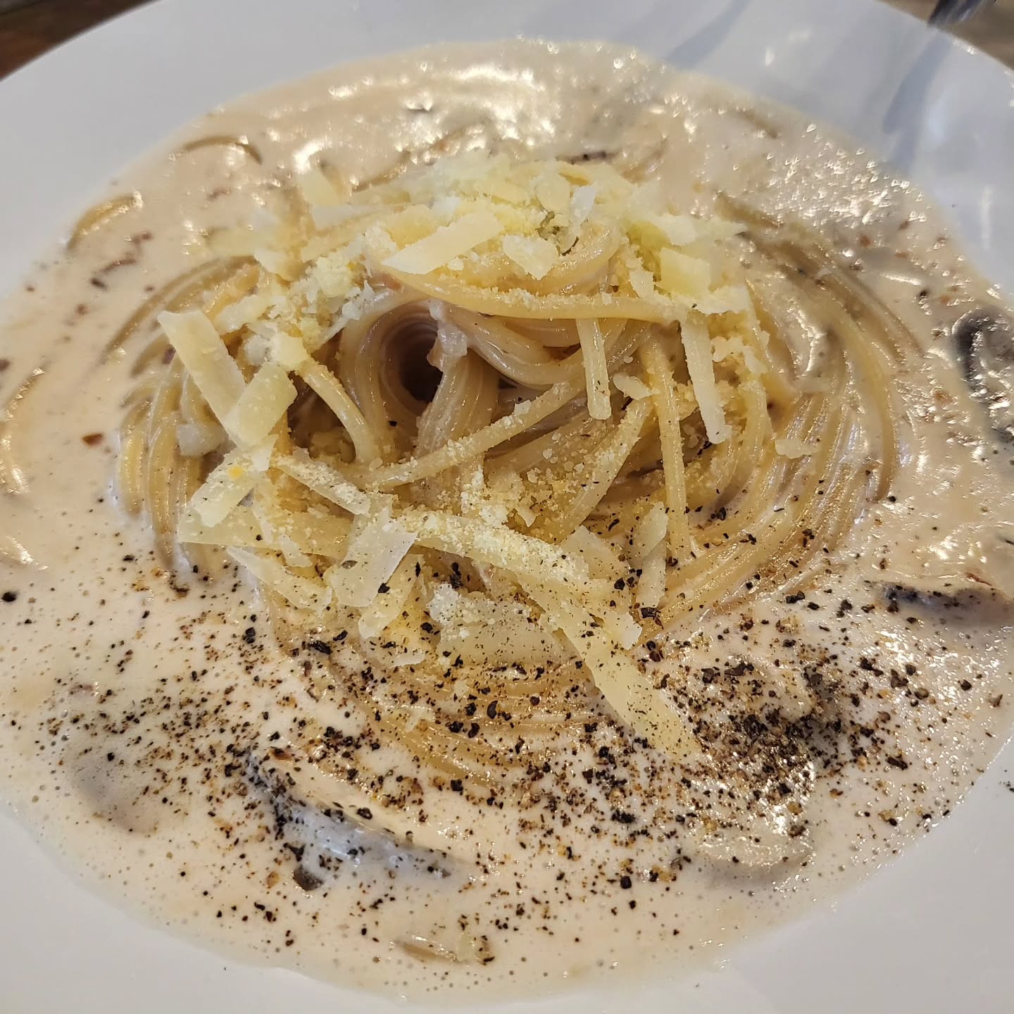 #파스타🍝 

어제 대표님께서 감사하게도
너무 맛있는 피자랑 파스타랑 샐러드를
점심으로 사주셨어요
근데 그게 끝이 아니고...
이런 저런 얘기들을 하다가
제 몸이 아픈 것까지 얘기가 나왔고
그 얘기를 하는 와중에
"다른 거보다도 연주씨가 제일 중요하다
그래야 유라도 건강하게 큰다"
이렇게 말씀 해주시는데 갑자기
너무 울컥 하는 고에요
하지만 저는 대대대문자T인
사람이기 때무네 울컥했지만
울지는 않았답니닼ㅋㅋㅋㅋㅋㅋ
제가 제일 소중한 거라고 말씀해주셔서
너모너모 감사했던 하루....🩷
얼른 나아보쟈...!!!!!