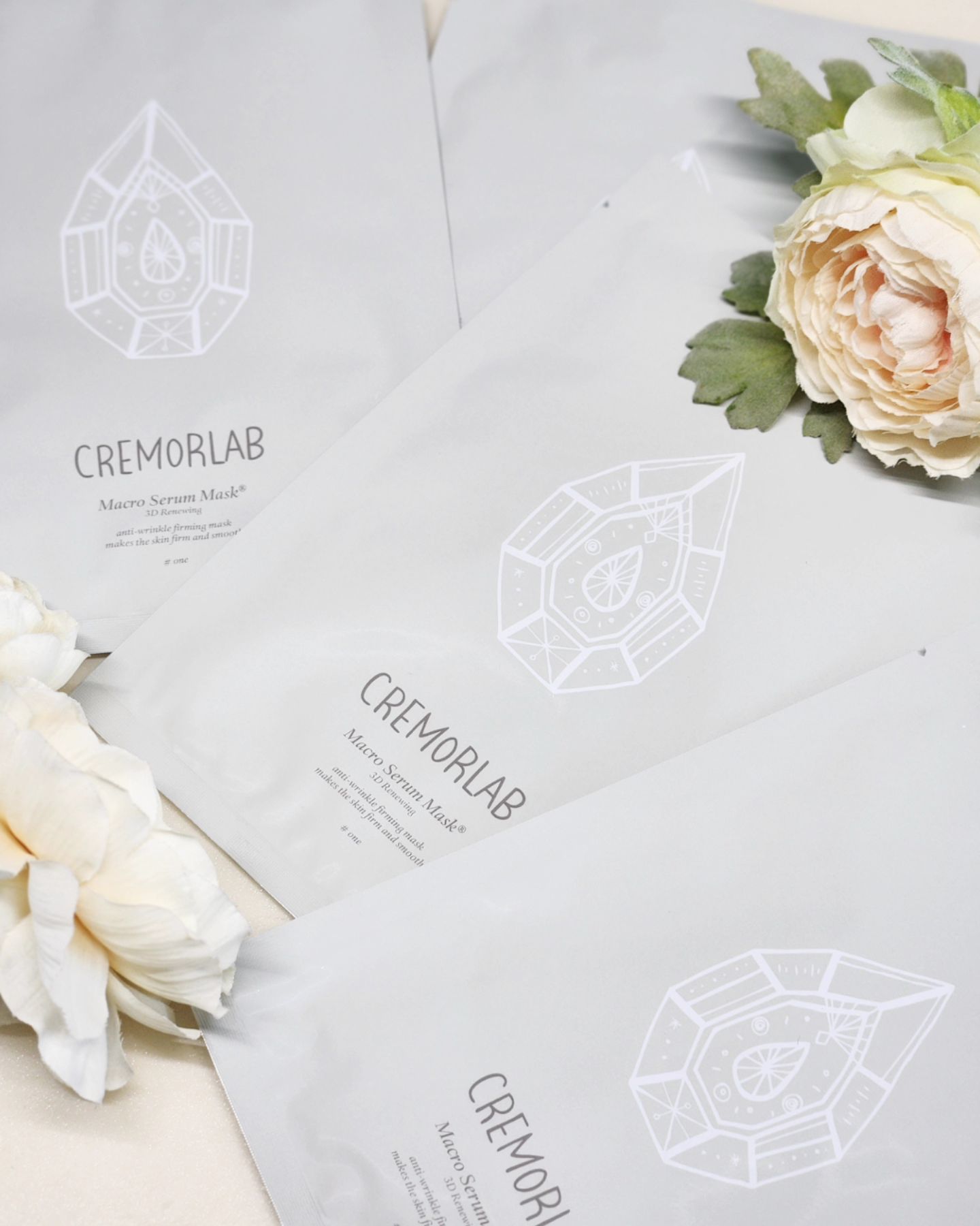 #협찬 

CREMORLAB
Macro Serum Mask ®3D Renewing

크레모랩
💙매크로 세럼 마스크 쓰리디 리뉴잉

극한 환경에도 살아남는 에너지 가득한 록샘파이어의 줄기세포 배양액으로 피부 기능을 활성화 시키고!
피부 에너지를 채워 주름을 개선하고 피부 탄력을 채워줘요!
산호와 진생베리 성분으로 피부 토탈
리페어 기능을 하는 마스크팩이에요!

특허 발효 공법의 앞고 투명한 바이오 스킨핏 밀착 시트가 피부에 편안하면서도 빈틈없이 밀착 되어
유효성분을 끊임없이 공급해주고 견고한 섬유조직의 바이오 셀를로오스가 50배 이상의 에센스를
흡수하는 높은 수분 보유력으로 시간이 지나도 농축 세럽의 피부 흡수를 돕습니다. 얼굴의 3D앵글을
고려한 디자인 설계로 자연스럽게 피부를 당겨주어 2중 탄력 케어를 시켜줘요!

✨5개의 특허를 보유한 의학적 가치가 있는 붉은 빛 온천수에
희귀미네랄과 높은 미네랄 함량의 TEN Water성분으로 피부를 빠르게 진정시켜주고 피부 장벽기능을 빠르게 정상화 시켜요!

바다의 레티놀, 록샘파이어 스템셀성분으로 팽팽하고 탄탄한 피부 탄력 케어해와요!

#매크로세럼마스크쓰리디리뉴 잉#쓰리디마스크팩 #피부탄력마스크팩 #리프팅마스크팩 #미네랄마스크팩 #온천마스크팩 #세컨스킨마스크팩 #피부윤곽마스크팩