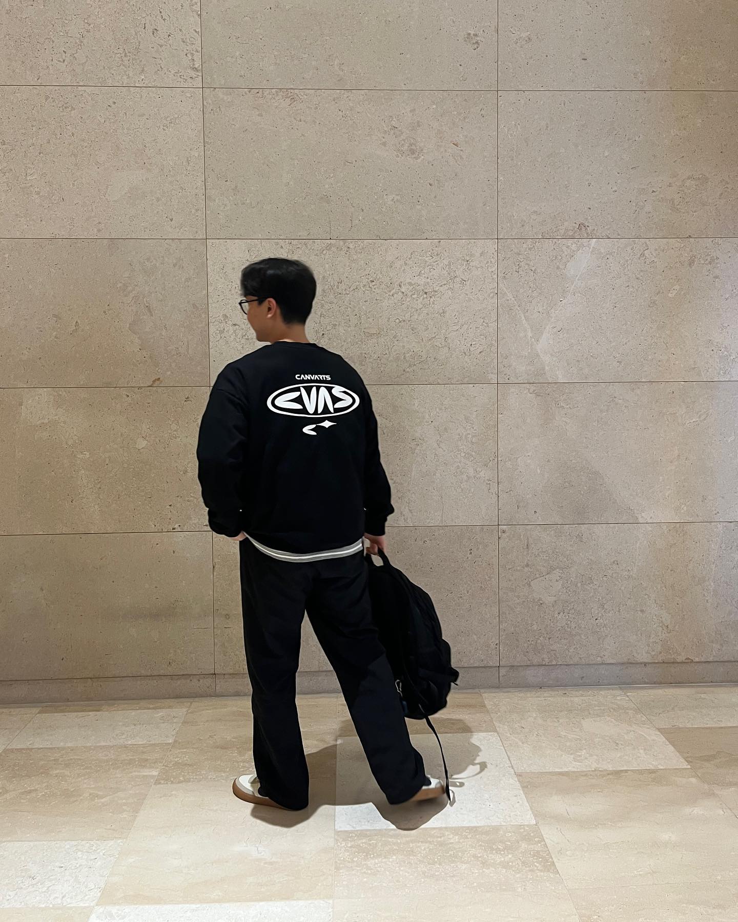 #광고 

캔바츠에서 맨투맨(CANVARTS CVAS SWEATSHIRT)을 제공해주셨습니다 :)
먼저 캔바츠라는 브랜드를 소개해드리고자 하는데요🙌🏻

▪️높은 완성도의 컨템포러리 스트릿 웨어, 캔바츠.
ㅣ캔바츠는 'CANVAS'와 'ART'의 합성어이며, CANVARTS 로 표기.
ㅣ캔바츠의 심볼로고 '글리터'는 캔바츠가 지향하는 여러 방향성을 가지고, 'C'와 '별'을 조합하여 치밀하면서도 유려하게 작도된 캔바츠만의 오리지널리티이자 아이덴티티로 유니크함 강조.

그리고 직접 입어보니 참 장점이 많은 옷이었는데요!
✔️ 가먼트워싱(Garment Washing, 봉제를 완성한 상태에서 진행되는 워싱) 가공을 추가하여 부드러운 터치감
✔️ 테리(쭈리)원단 특유의 먼지(원사 이물질)를 최소화
✔️ 탄탄하고 볼드한 넥라인과 자연스러운 숄더라인으로 어깨 핏 보완

무엇보다 CVAS 로고가 유니크해서 캐주얼함이 더욱 돋보이는 것 같네요 :)

밤공기가 선선해지는 요즘,
안성맞춤인 캔바츠 맨투맨. 올 가을, 겨울 추천드려요!👏🏻

#캔바츠 #검정맨투맨 #ootd #블랙맨투맨 #커플맨투맨 #canvarts #신상맨투맨 #스트릿패션