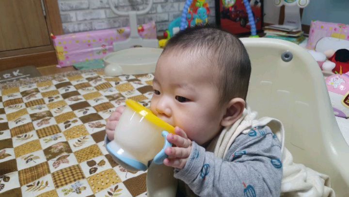 #나의하온👶 
D+177
너의 첫 빨때컵
다 잘근달근 씹어주겠어😎

#이유식#5개월아기#아들맘#육아소통 #육아