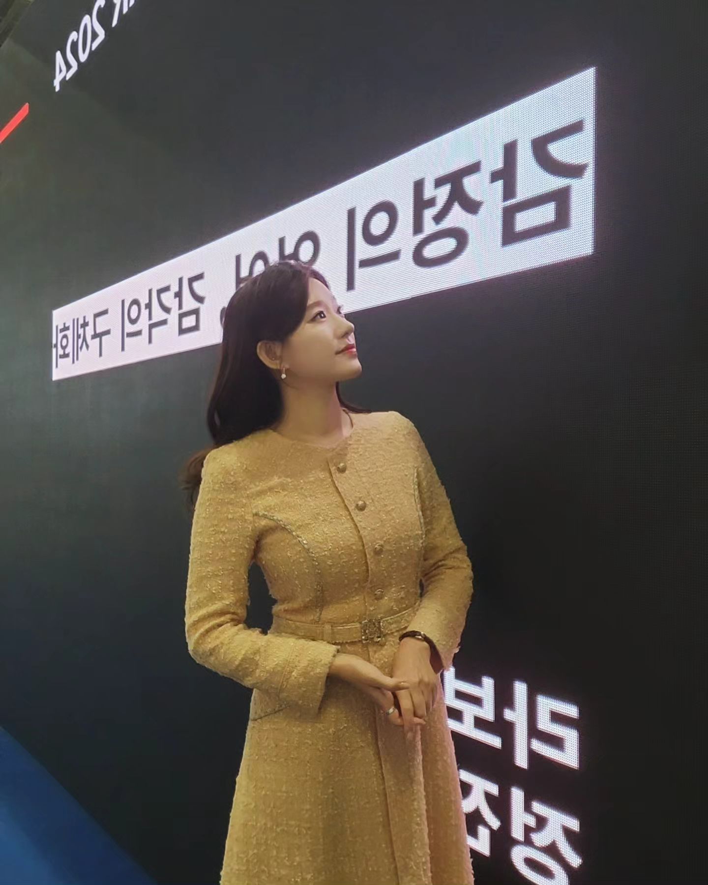 정장은 제 유니폼이죠.
깔끔한 목소리, 숙지된 행사시나리오, 단정한 헤매와
+ '멋진 자리를 빛내주는 의상' 
스타일윅스의 도움을 받았어요 ! 

⠀
미니멀리스트이고 싶지만 
욕심을 이고지고 사느라 옷장이 터지는데도
직업특성상 매번 같은 옷을 입을 순 없다보니
일이 많아지는 시기가 되면
원치도 않는 정장쇼핑을 해야했어요. 
⠀
오늘도 스타일윅스에서 렌탈쇼핑- 
어떤 의상이 있는지 궁금하실까봐,
제가 찜해놓은 리스트를 영상으로 찍어뒀어요 >_* 
⠀
스타일윅스에선 옷 한 벌씩 대여는 당연히 OK !
정기권을 결제해서 한 달에 4벌씩 대여도 되는데
저처럼 정장이 많이 필요한 직업이신 분이면
🩵 정기권을 눈여겨보세요 💙
⠀
________________________________________________
⠀
스타일윅스와 KFBA의 감사한 혜택에
오늘도 햅삐 🦭 
⠀
styleweex - #스타일윅스 
kfba_official - #한국방송진행자연합
_
#아나운서의상 #스타일윅스의상
#의상대여 #브랜드정장대여 #행사아나운서 
#행사진행자 #아나운서원피스 #아나운서협찬 
#kfba #styleweek #하객원피스대여
#조하늘아나운서 #조하늘
 ⠀
⠀