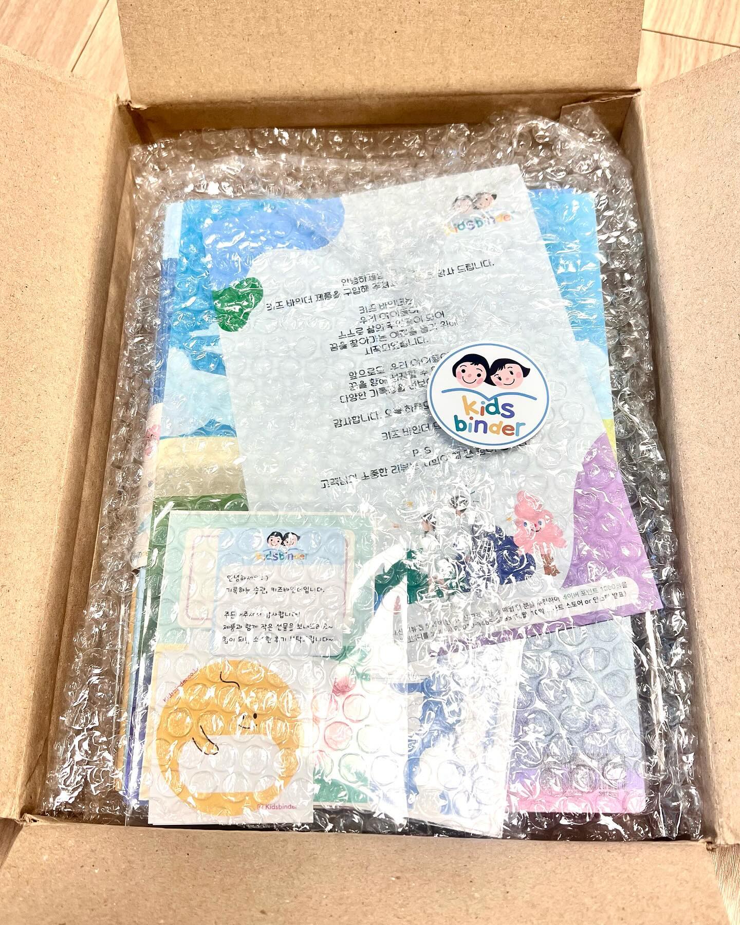 kidsbinder 이벤트 당첨💕
키즈바인더에서 이벤트를 해서 신청했는데
너무 예쁜 노트들이어서 참여자가 많아 별 기대안했는데
당첨이되서 너무나 좋았어요!!
저는 어릴 때 부터 예쁜 공책이나 학용품에 관심이 많았는데
동우도 디자인이 유치하거나 예쁘지 않으면
별로라고 이야기하는데 마침 새학기 알림장이랑 종합장을
찾아보고 있던 중 좋은 기회였어요!!
받아보니 너무나 예뻐서 바로 찰칵찰칵!
책받침 뒤에도 꼭 필요한 구구단도 있고
노트마다 표지가 어떤 공책인지 알 수 있게 되어 있었어요!!
예비초, 초등 핫아이템 꼭 구매해보세요!!🥰

kidsbinder #키즈바인더 #이벤트당첨🎉 #초등아이템추천 
#초등학생노트 #8칸공책 #받아쓰기공책 #알림장공책 #종합장
#수학공책 #영어공책 #공책맛집