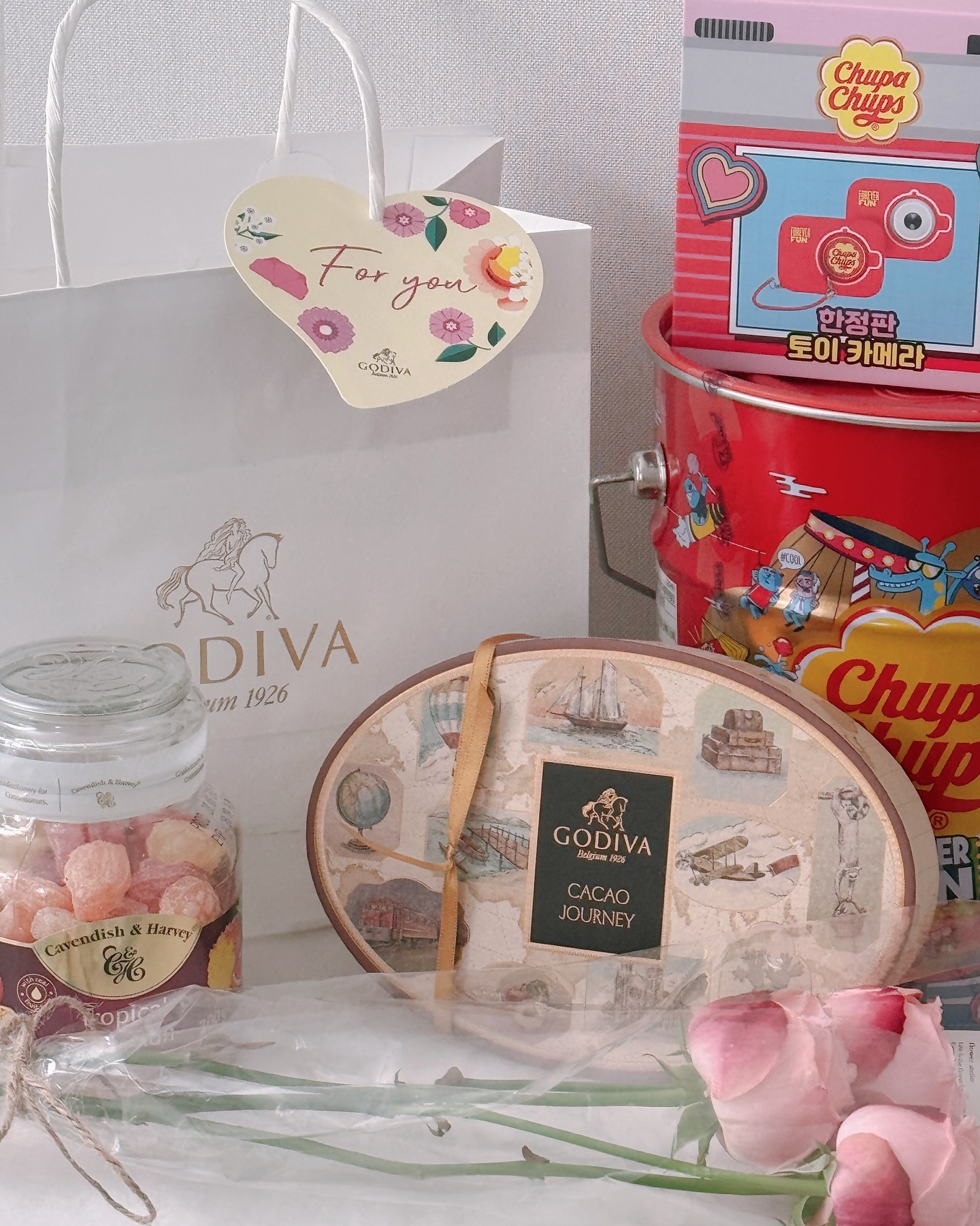 🍬White Day 기록🍬
#츄파춥스토이카메라 핫하다고 해서 말했더니
남편이 진짜로 구해왔더요🤭🎀

내가 젤 좋아하는 베이커리 사탕.고디바.그리고 분홍장미
말하지 않아도 매년 채워주는 세 가지,
다정한 남편이라서 고마워🩷
