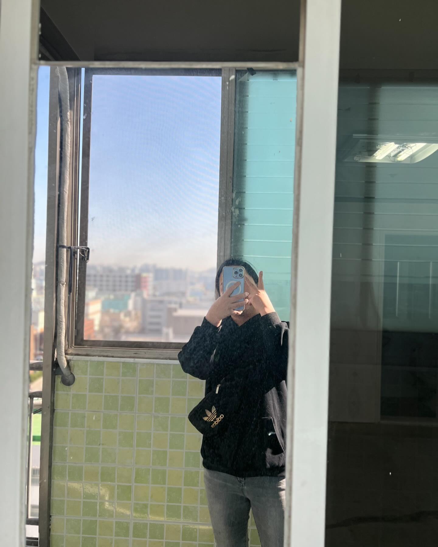 깜짝 출현 ^^~ 모모언니 ~~ 

아니왜 발코니 샷시에 거울이 달려있는거니잉 ??
발코니벽에 타일 넌 왜있니 처음보는 발코니벽타일 
다 뿌셔뿌셔 ~~ (철거에서 해줘야하는 공정을 서비스로 해주시다니 세상에나 !!)
나무창문아 너도 안녕 !!

샷시는 진짜 누구에게도 추천할수있어요 👍👍👍너무 맘에들어요 스펙도 좋은데 가격이 다른곳보다 최소 200싼데 최고급 사향 퀄리티 굿 굿 

3번이나 와서 수정 보완 싫은 내색 1도 없으시는 
수정도 샷시 공정 실수 수정이 아닌 
1 양생 과정에 생기는 실리콘 안에 폼이 부푸는 현상 2 내가 밟은 실리콘 
3 전기공사가 망쳐둔 실리콘 다 즉각 발빠르게 와서 수정 해주신 ~~ 

진짜 !! 유튜브보고 선택한 분인데요 
더드림kcc 사장님 적극 추천해요 !!
샷시 바꾸실분들 필독 !!!

이렇게 샷시가 하루 만에 후딱 바뀌었어요 ~~!! 
알류미늄 샷시야 넌 이제 역사속으로 사라지렴 

페인트도 이쁘게 칠해뒀었는데 ㅠㅠ 
페인트가 마지막 공정이였던 이유를 경험으로 
체험하는 모모언니 😩
여러분 페인트는 꼭 전문가에게 공정은 마지막 도배장판 전쯤 하세요ㅠㅠ(결국 페인트 다시합니다 😭)

다음편은 눈탱이 맞은 전기공사로 돌아 올께요 ~!