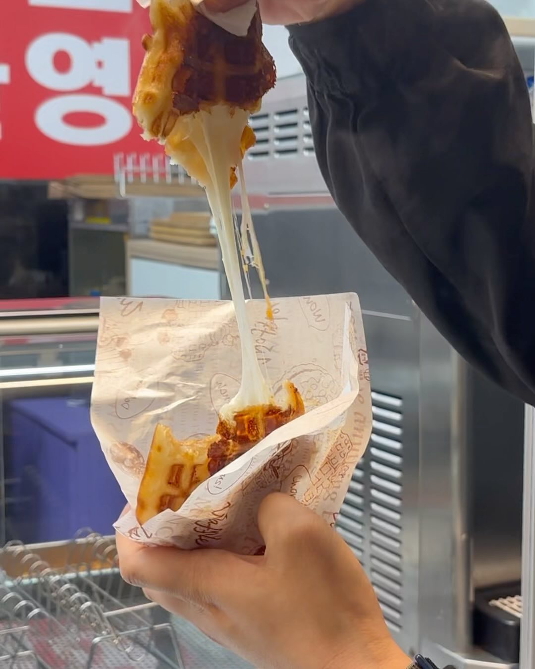 ☃️🥐 붕어의신 안산본점 🥐☃️

겨울 최고의 간식 = 붕.어.빵 !!

오늘 제가 소개해드릴 안산 사동 맛집은 “붕어의신 안산본점” 이예요
사동 먹거리 그중에서도 감골도서관 올라가는 길목에있는 붕어의신 안산 본점은 맛있는 대왕 붕아빵을 판매하고있어요
치즈 붕어빵, 피자 붕어빵, 슈크림 붕어빵, 붕어빵의 기본 팥붕어빵 까지! 다양한 붕어빵을 만나 볼 수 있어요!!

[추운겨울 최고의 간식! 붕어빵 중 대왕붕어빵! 붕어의신 안산본점에서 만나보자구요!!]

매장주소 : 경기 안산시 상록구 감골공원안길 13 붕어의신
영업시간 : 13:00 ~ 19:00 / 라스트오더 18:30 !!

매장번호 : 0507-1334-9828

☃️🌟주문시 바로 만들어 주시기때문에 대량주문을 하실분들은 전화예약을하고 방문하시면 좋을것같아요🌟☃️