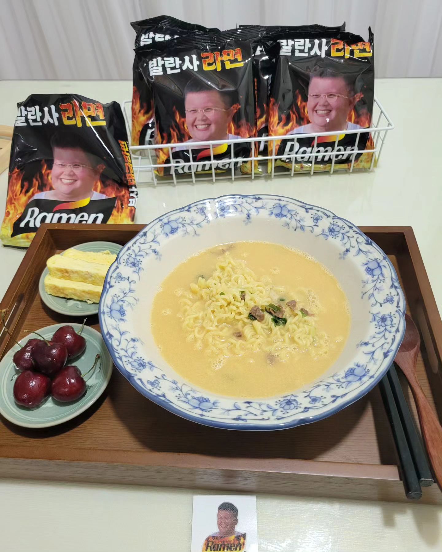 #협찬 #발란사라면 #부산돼국라면 🍜#테이스티키친 
tasty_kitchen_0201 

야식으로 화끈하게 매운맛 라면 좋아하시는 분 🙋‍♀️ 

여름님과 함께하는 #체험단이벤트 
👉high_summmer 

돼국라면과 패션브랜드 발란사의 콜라보~
이제 라면도 패션시대~ 

부산 오면 꼭 먹어야 하는 라면!!
부산 돼지국밥 라면으로 새롭게 탄생👍 

더욱 강력해진 부산을 대표하는 돼지국밥 라면!!
돼국 라면의 업그레이드 버전이 출시되어 먹어봤어요. 🥢 

육수 스프, 다대기 스프, 새우젓 스프
다대기와 새우젓은 양조절 필수에요
엄청 매워요🥵🌶🌶 

라면속에 띠부실도 있어요~~😁

온라인에서도 판매가 되고 있으며 발란사 팝업스토어에서도 동시에 판매를 하고 있어요 

온라인은 인터넷에 발란사 라면 검색!! 

❤ 발란사라면 소개
돼국라면의 업그레이드 버전으로 발란사와 콜라보로 탄생!! 

🥄후레이크 고기 추가
🥄생새우젓 분말화
🥄청양불맛다대기 맵기 업그레이드(조절 가능) 

오늘도 맛있게 잘먹었습니다 ㅎㅎ 

원석에서 보석으로~🎉
테이스티키친 응원합니다 👏👏
.
.
#발란사라면 #돼국라면 #신상라면
#부산라면 #돼지국밥라면 #해장라면 
#핫라면 #라면스타그램 #ramen
#야식 #야식그램