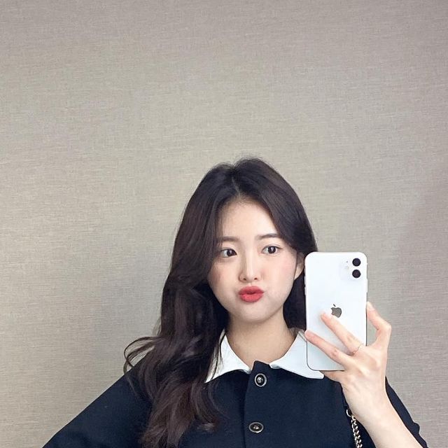 윰찌 on Instagram: "#event #gift 안녕하세욤 🖤 모두들 메리크리스마스에용 🤶🏻🎅🏻🎄 그렇게 기다리던 크리스마스가 왔는데 너무 좋네욤🫶🏻 밖에 너무 추워서 패딩을 입지만 안에는 꾸