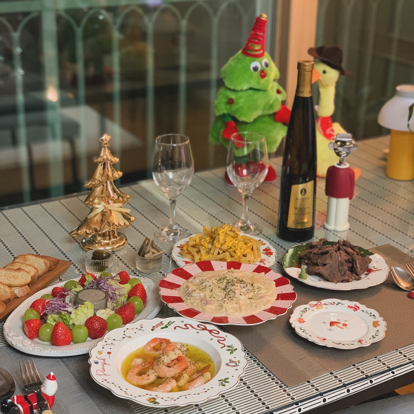 미리크리스마스~ ♥️🫶🏻🎅
밖에 돌아다니기도 힘든 임산부라 이번인 냉장고 털어 남편과 짠짠🥂