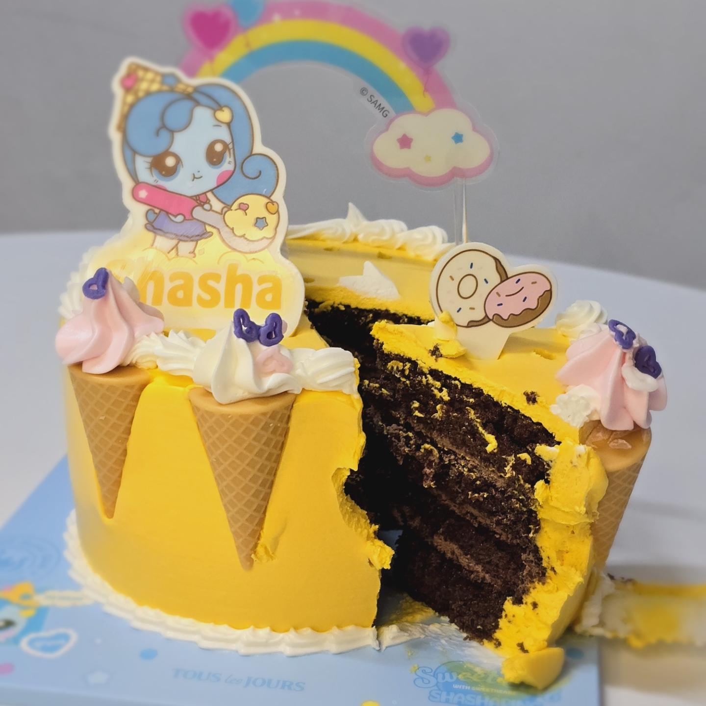 #생일 #캐치티니핑 #파산핑
#샤샤핑케이크 #cake #새콤달콤캐치티니핑 
#뚜레쥬르
#일상 #먹스타그램 #가족 #딸부자 #남편좋아 #행복

catch_teenieping_official 

캐치티니핑 덕후 자매들의 케이크 픽!
뚜레쥬르에서 꾸준히 캐치티니핑 케이크가 출시되고 있는데요~

역시 넘나 귀여운것!
갠적으로 생크림을 좋아하는데,
요런 캐릭터 아이스크림은 주로 버터크림이라..🤣

케이크 개봉하는 가족모습 오랫만에 찍어주기.
그러고 보니 방귀대장 폴이 안찍혔네요 ㅋㅋ

남편님 살빠진거 보소..ㅎㄷㄷ
요새 역삼각에 복근에.. 아쥬 몸짱되셔서.. 불안하지만
눈이 즐겁네?🤣 

저도 좀 반성하며 운동좀 해야하는데
왜이렇게 귀찮은건지.. 
올해는 더 부지런한 꾸보가 되겠숨돠.🤪

둘째 생일 축하행~🎂
어떤 소원을 빌었는지 모르겠지만, 꼭 이뤄지길!!🥰