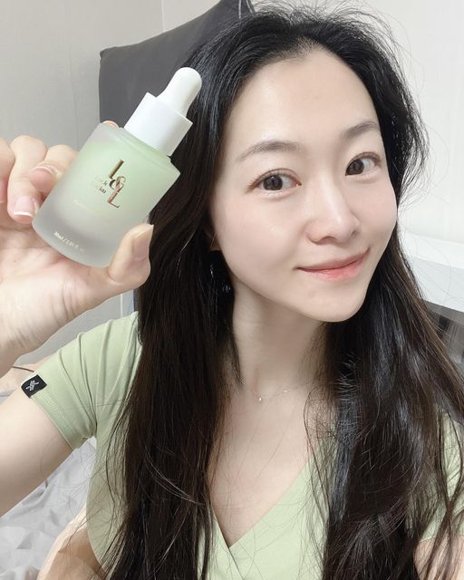 리뷰쥬쥬 | 홍지유 on Instagram: "#광고 by @locknlocku.official 

기미와 잡티관리는 물론 
피부재생까지 한번에 해주는 
 #락앤라쿠 #트리플블랑쉬앰플 

기미관리 자극적이기만 했다면? 
제일 저자극 TXA로 관리해보세요. 

3층 구조로 된 기술력으로 
미백 고농축 활성 성분을 
피부에 고스란히 선사해줘요! 

병풀추출물 68% 함유되어, 
피부진정 및 재생까지 챙겼답니다. 😉

#기미앰플#잡티앰플#화이트닝앰플#3층앰플#저자극기미관리#신원료TXA#양태반"