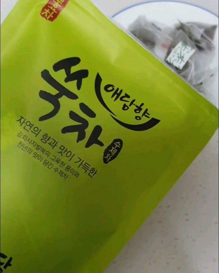 ⠀
⠀
강화쑥은 약효과 뛰어나 위장내장을 편안하게 해주고 
속을 따뜻하게 해주고 식이섬유가 풍부하여
변비개선에 도움을 준다고해요 👍🏻

특히 임신 하려고 하는 임신초기 여성의 자궁을
따뜻하게 만들어주어 임신준비에도 좋다네요

손발 냉증, 여성질환, 위내장 질환에도 효과가
좋고 은은한 향이 나는 차로 어른부터 어린아이까지
남녀노소 누구나 먹을 수 있어요 : )

여름에는 얼음 넣어 아이스로 먹고 요즘 갑자기
쌀쌀해진 날씨에는 따뜻하게 한잔 마셔주면
속이 편안하고 너무 좋으네요 ♡
⠀
#강화쑥차 #애담쑥차 #약쑥 #쑥차
#티백 #몸을따뜻하게해주는차 #애담