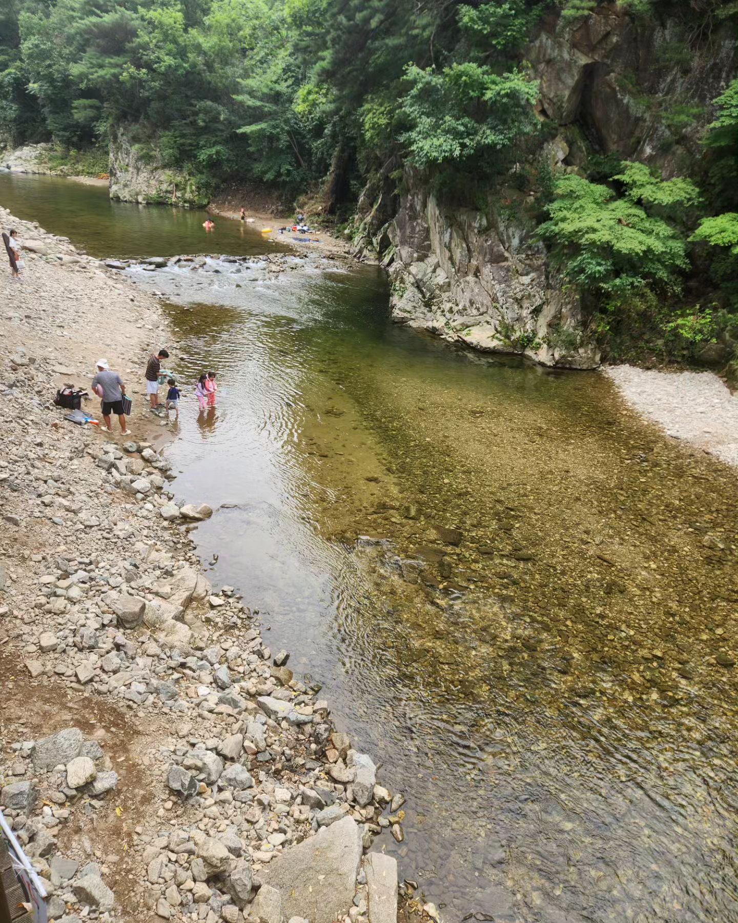 .
휴가지만, 몸이 무거워 멀리 못가고
집에서 1시간 거리에 있는 계곡에
다녀왔어요~
물도 깨끗하고, 사람도 많지 않아 
넘나 좋드라고요😍
발만 담그고 있어도 행복 그 잡채!!

과연 새콤이 달콤이 낳기전 한번 더 
갈 수 있을까요🥹
.
#다녀온후_코로나걸린동이
#코로나조심하세요
#임산부의여름휴가
#몸이너무무거워요 
#쌍둥이라더무거워
#연천 #연천열두개울 #물깨끗 
#오늘딱30주
#옥이동이 #옥동부부 #부부스타그램
#달달한럽스타그램을가장한
#얼굴다팔려서이혼은안돼프로젝트
#더얼굴팔리게 
. 
#선팔하면맞팔가요
#소통환영 #팔로우반사 #맞팔선팔환영
#しんこんふうふ #新婚夫婦