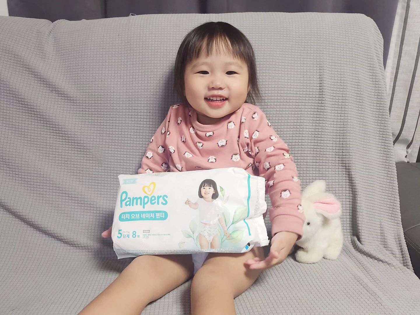 #협찬 

팸퍼스에서 신제품이 나왔대요🙌🙌

순하고 부드러운 터치오브네이쳐 기저귀가 
출시되어 윤이가 체험단을 통해 사용중이에요 💕

요즘 활동량이 엄청나게 많아진
날라다니는 윤이에게 안심하고 사용할수있는 저자극 기저귀에요!!
점프점프를 좋아하는 윤이가 뛰어다니고 굴러다녀도 자극받지않고 흡수가 빨리되서 좋아요👍

✔️피부저자극 테스트 완료 
✔️1초흡수층 
✔️코튼이 더해진 겉커버 
✔️향료 ,파라벤등 7가지성분 무첨가
✔️업그레이드 된 부드러움

9kg부터 15kg+ 까지 다양한 사이쥬로
윤이처럼 얇은 허벅지 아가도 
튼튼 허벅지 아가들도 편하게 사용할수있어요 !!!! 😉

pampersk

#터치오브네이처 #팸퍼스터치오브네이쳐  #팬티기저귀 #안심기저귀 #팸퍼스신제품 #기저귀추철 #팸퍼스체험단 #육아스타그램 #육아소통 #육아템